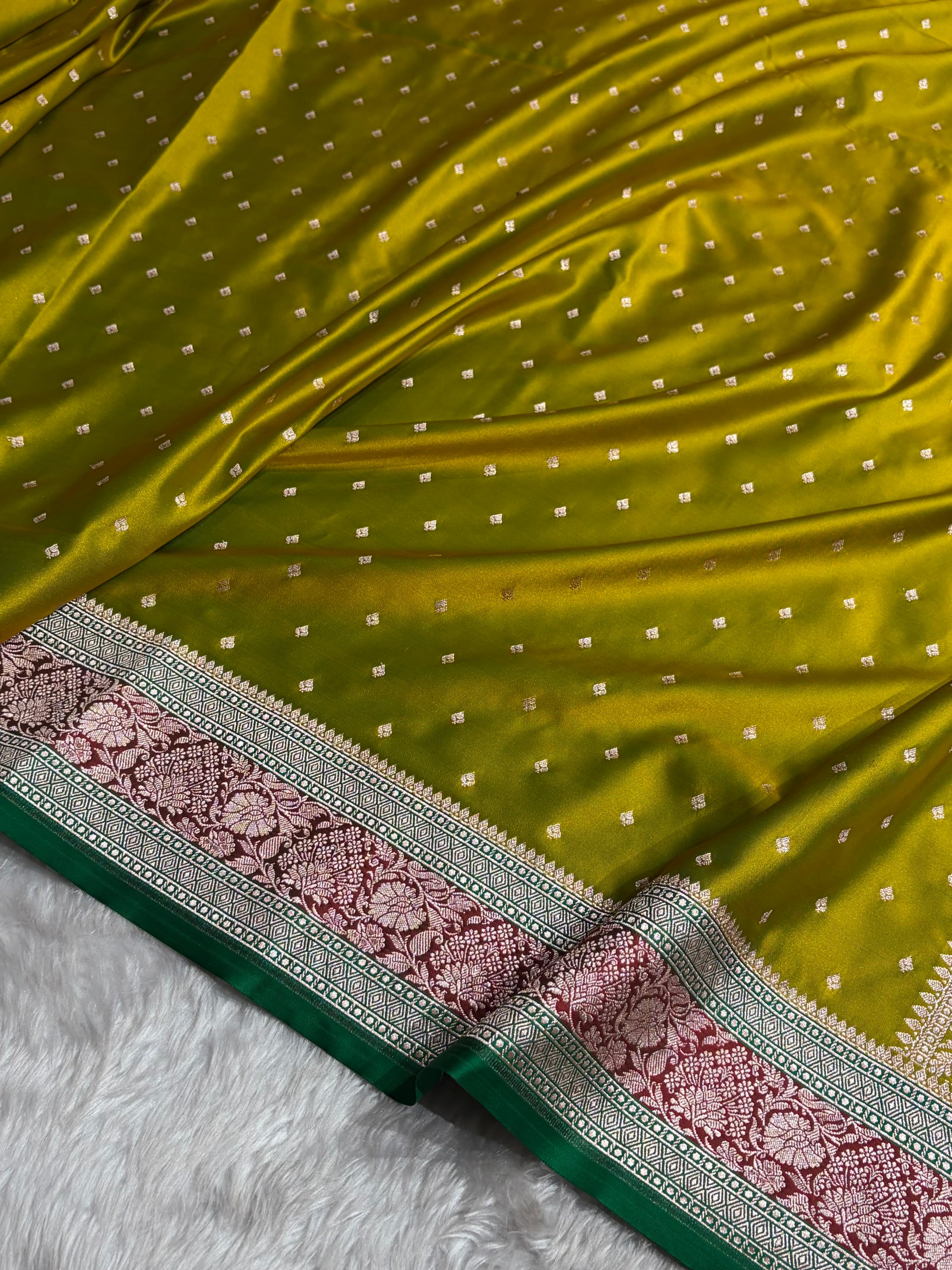 Contrast Mahendi / Red Shade With Booti Pattern Mashru Silk Saree