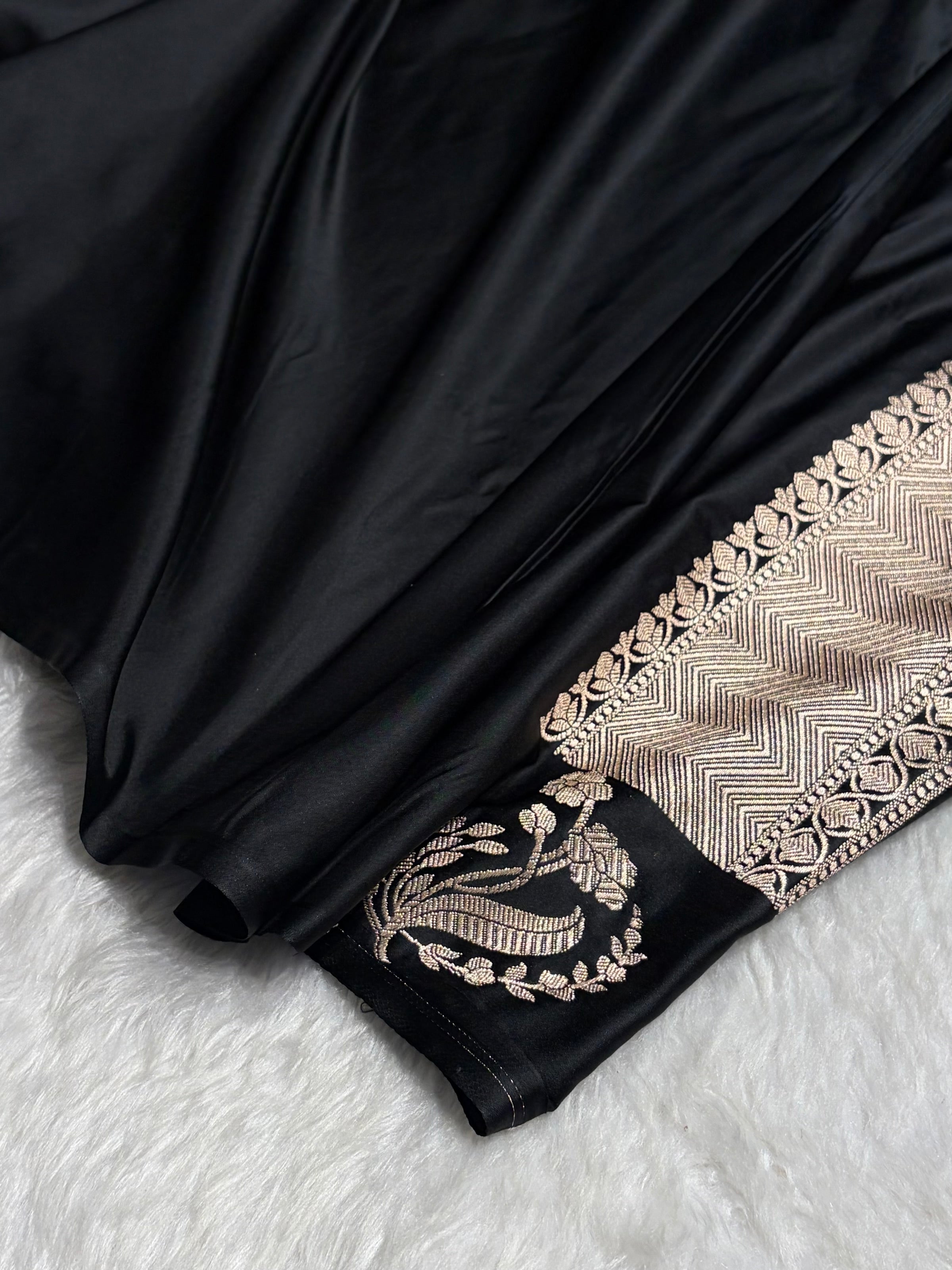 Black Boota With Floral Border Mashru Silk Saree MSM-91