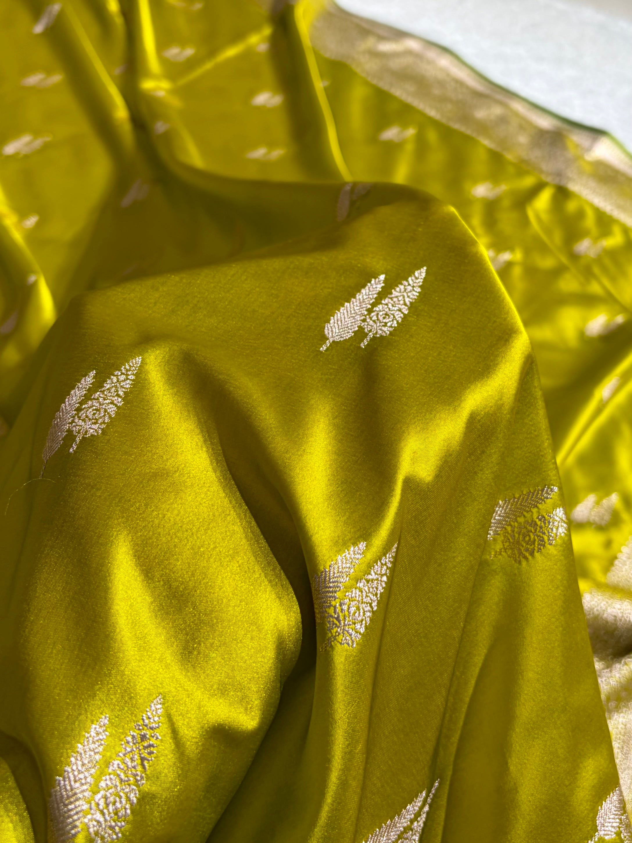 Banarasi Floral Booti Pattern in Liril Mahndi Shades Floral Mashru Silk Saree MCS102
