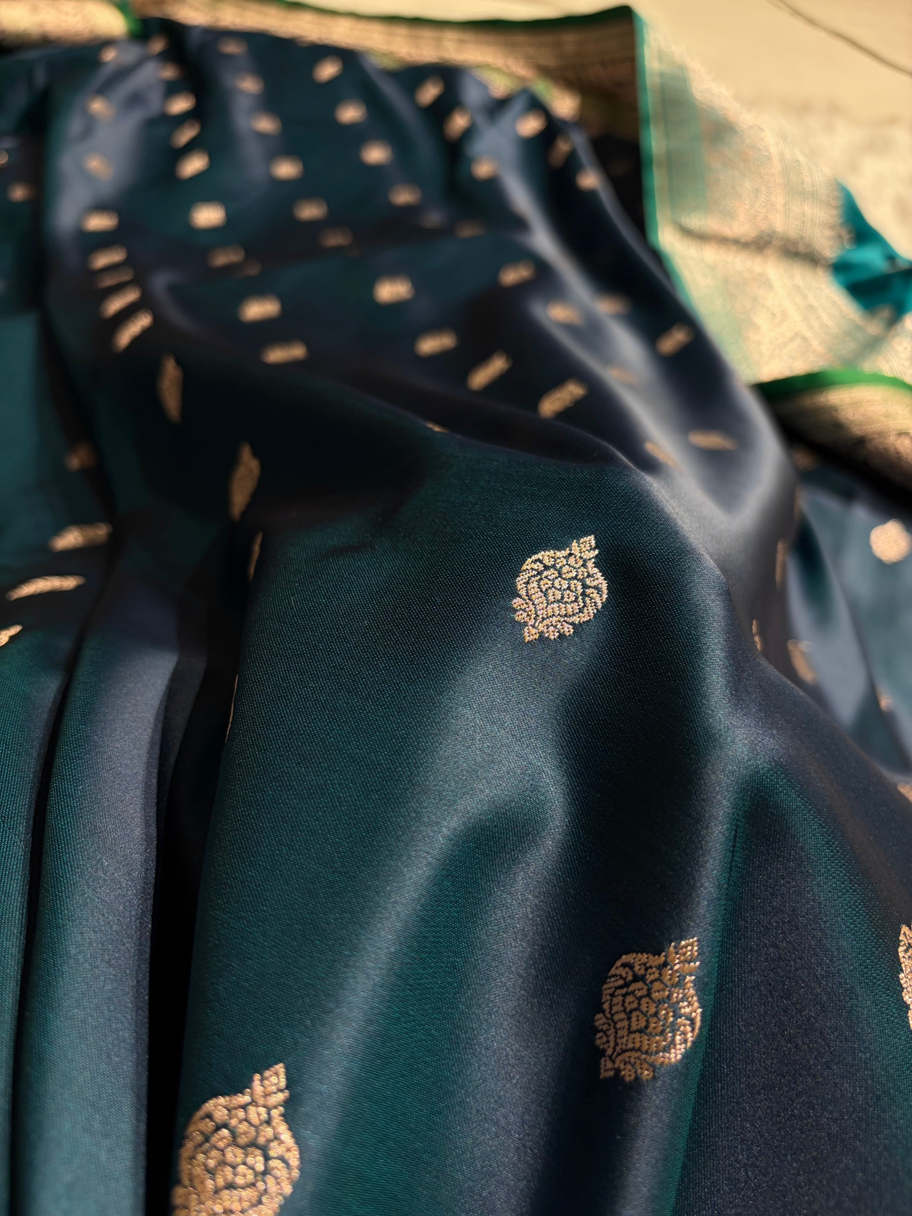 Banarasi Peacock With Contrast Black Floral Border Mashru Silk Saree MSM-101