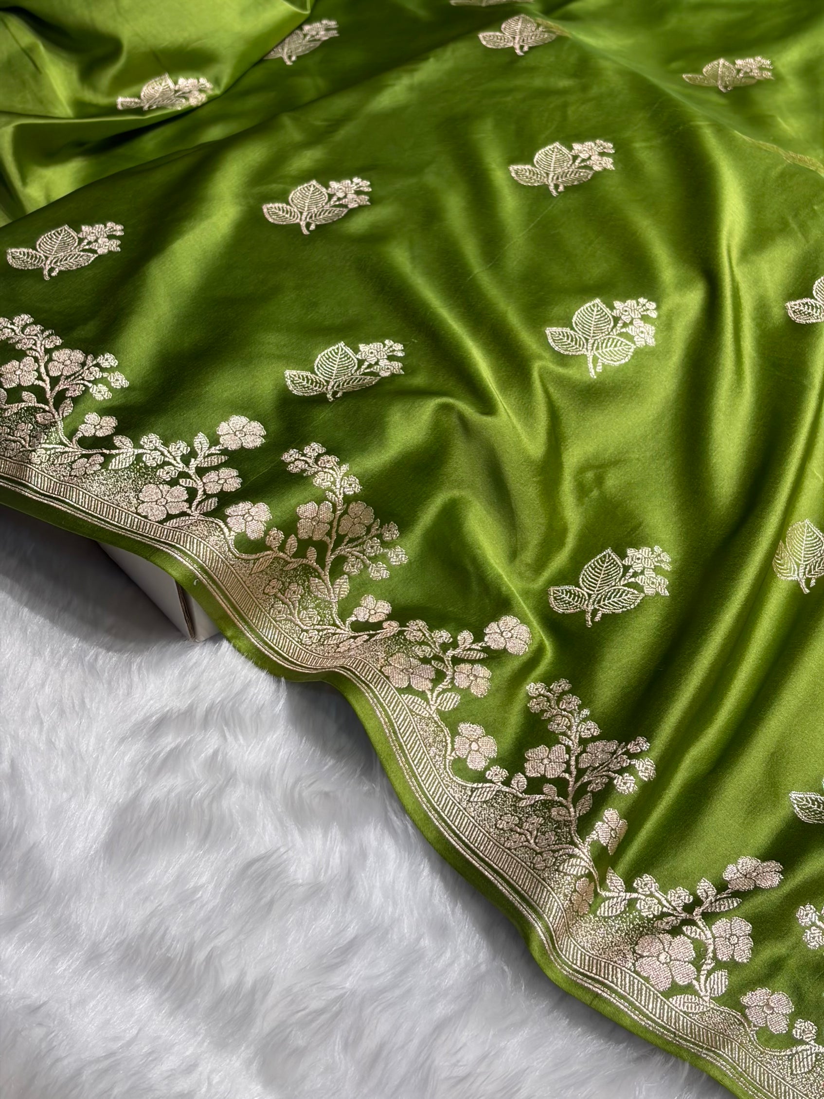Banarasi Mehendi Shades With Floral Border Mashru Silk Saree MS83