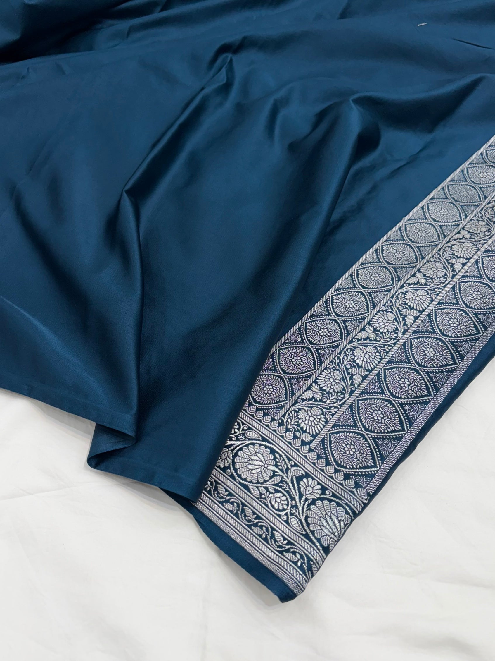 Red / German Blue Contrast Shade With Booti Pattern Mashru Silk Saree