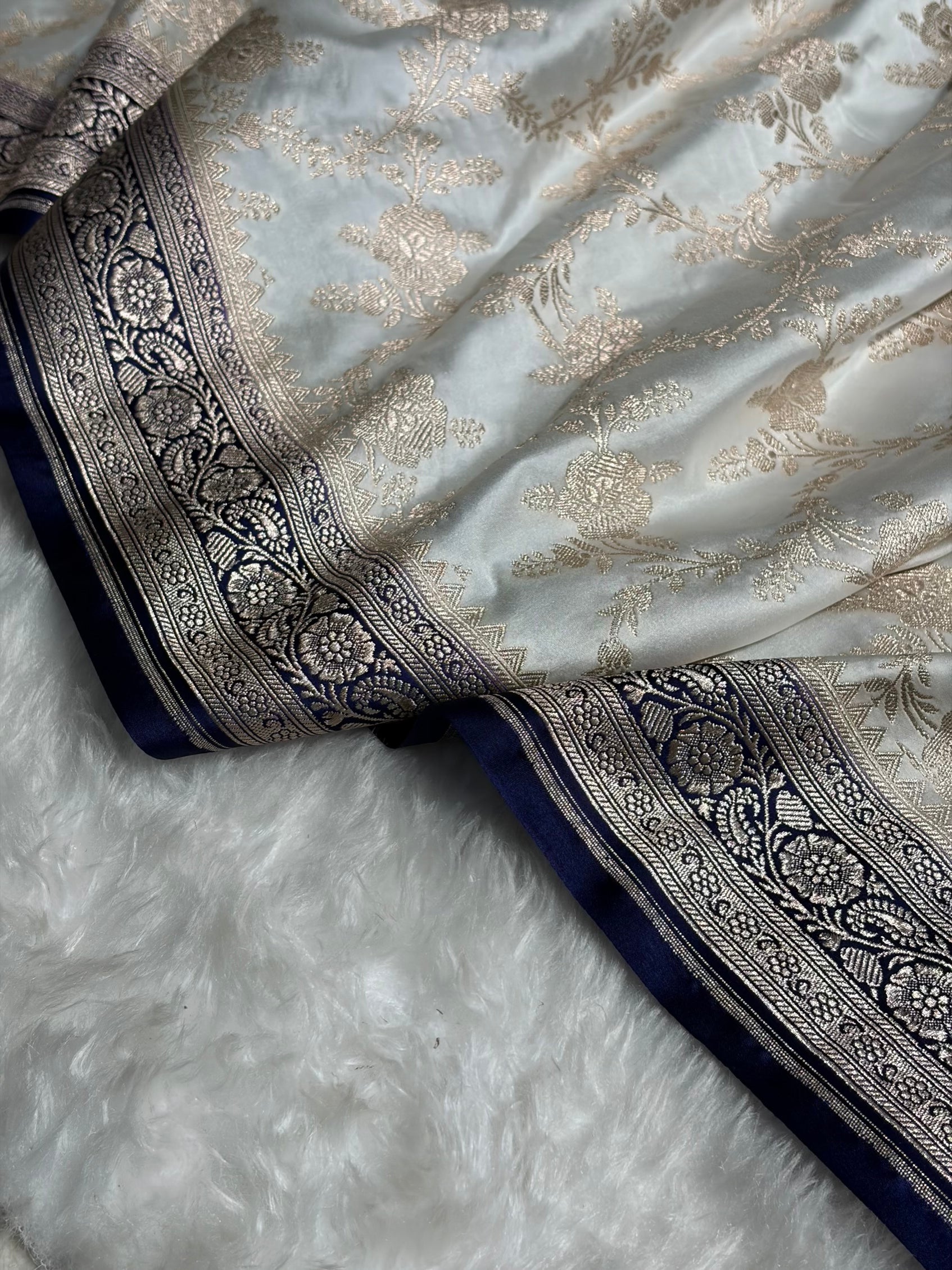 Contrast White with Navy Blue Floral Jaal Mashru Silk Saree MS28