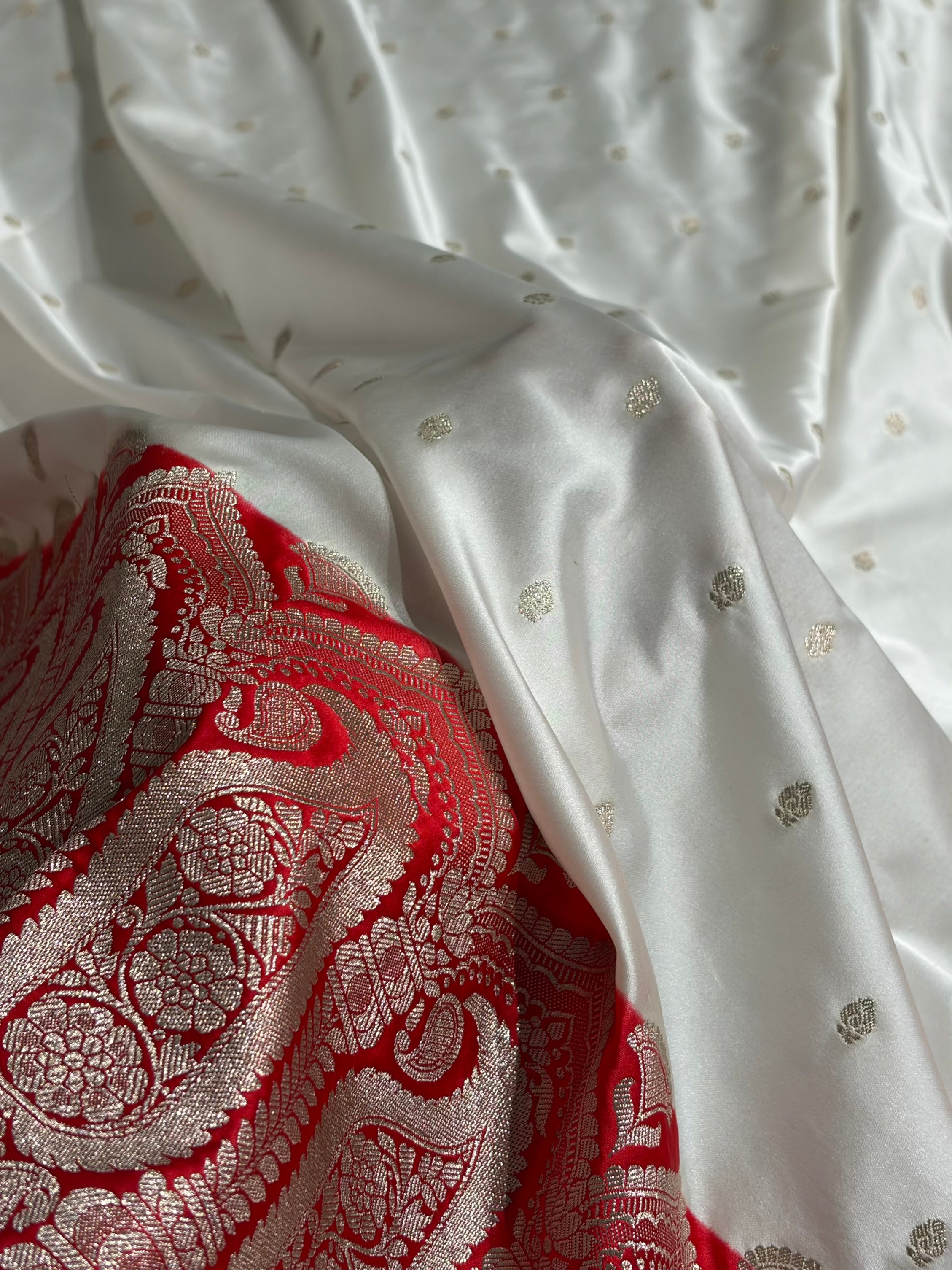 Banarasi Contrast Skirt Border Pattern in White / Red Shades Floral Mashru Silk Saree MCS95
