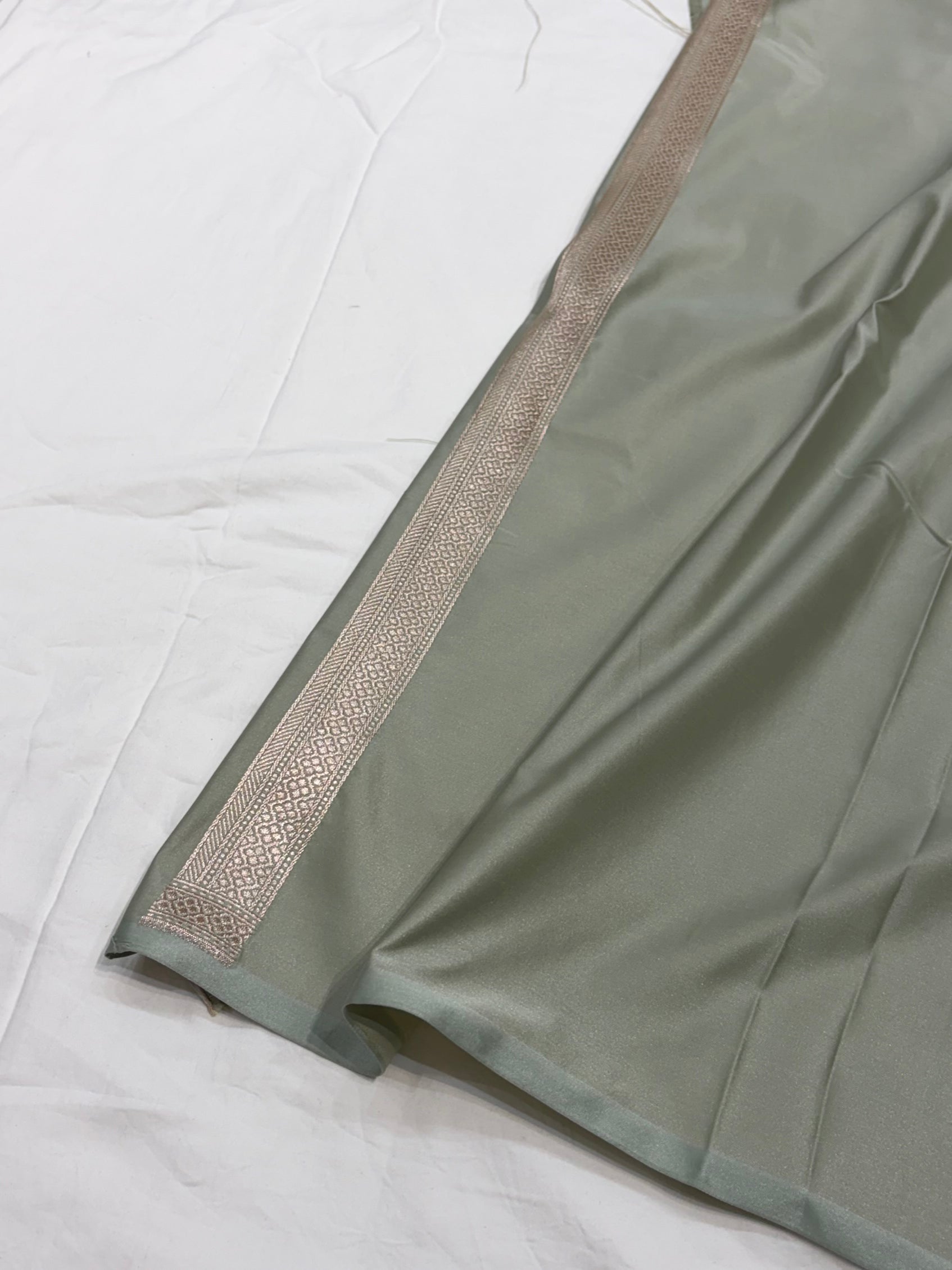 Dusty Pista Shade With Tanchoi Booti Pattern Mashru Silk Saree