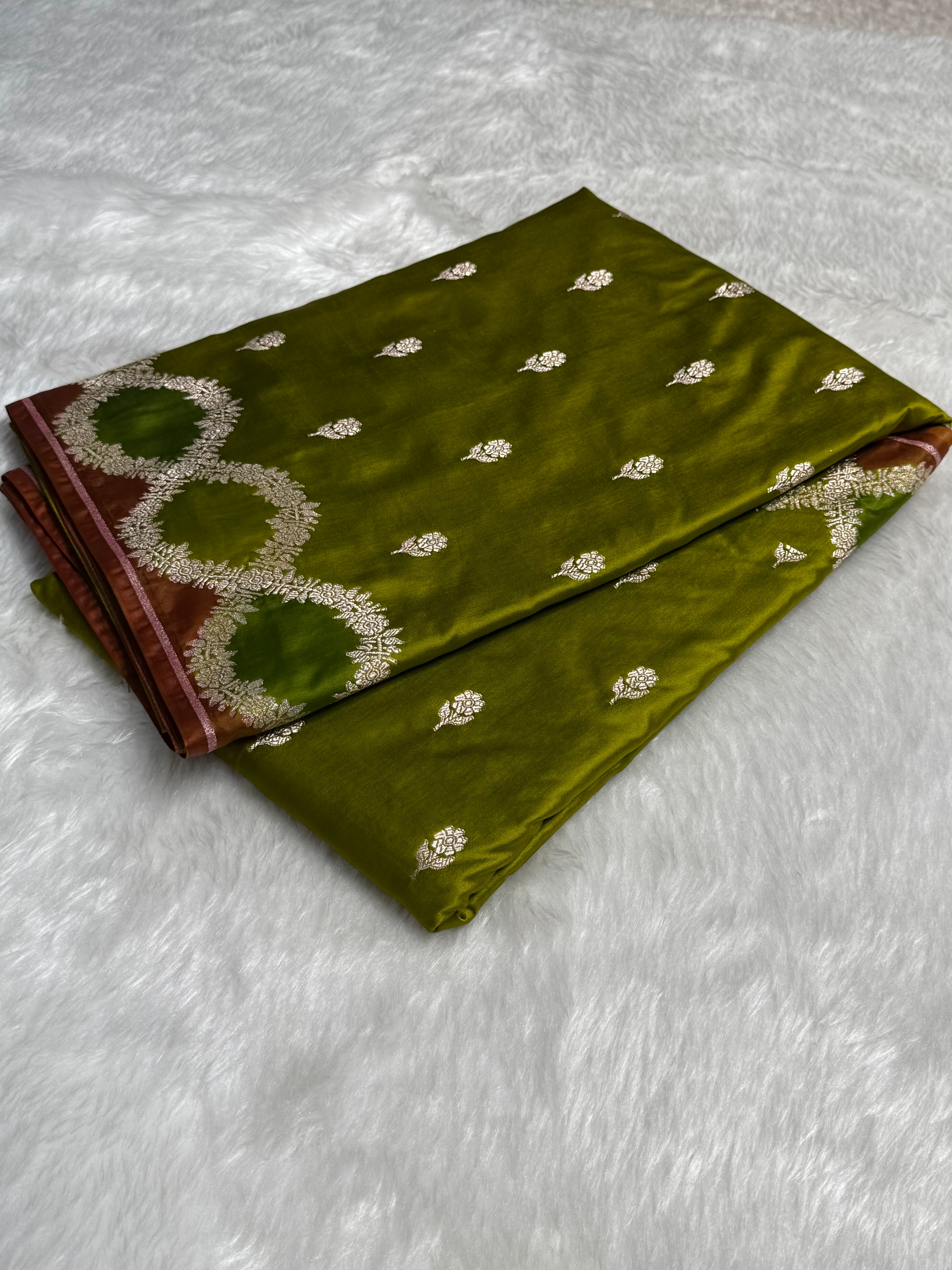 Mehandi Rangkart Scallop Floral Booti Mashru Silk Saree