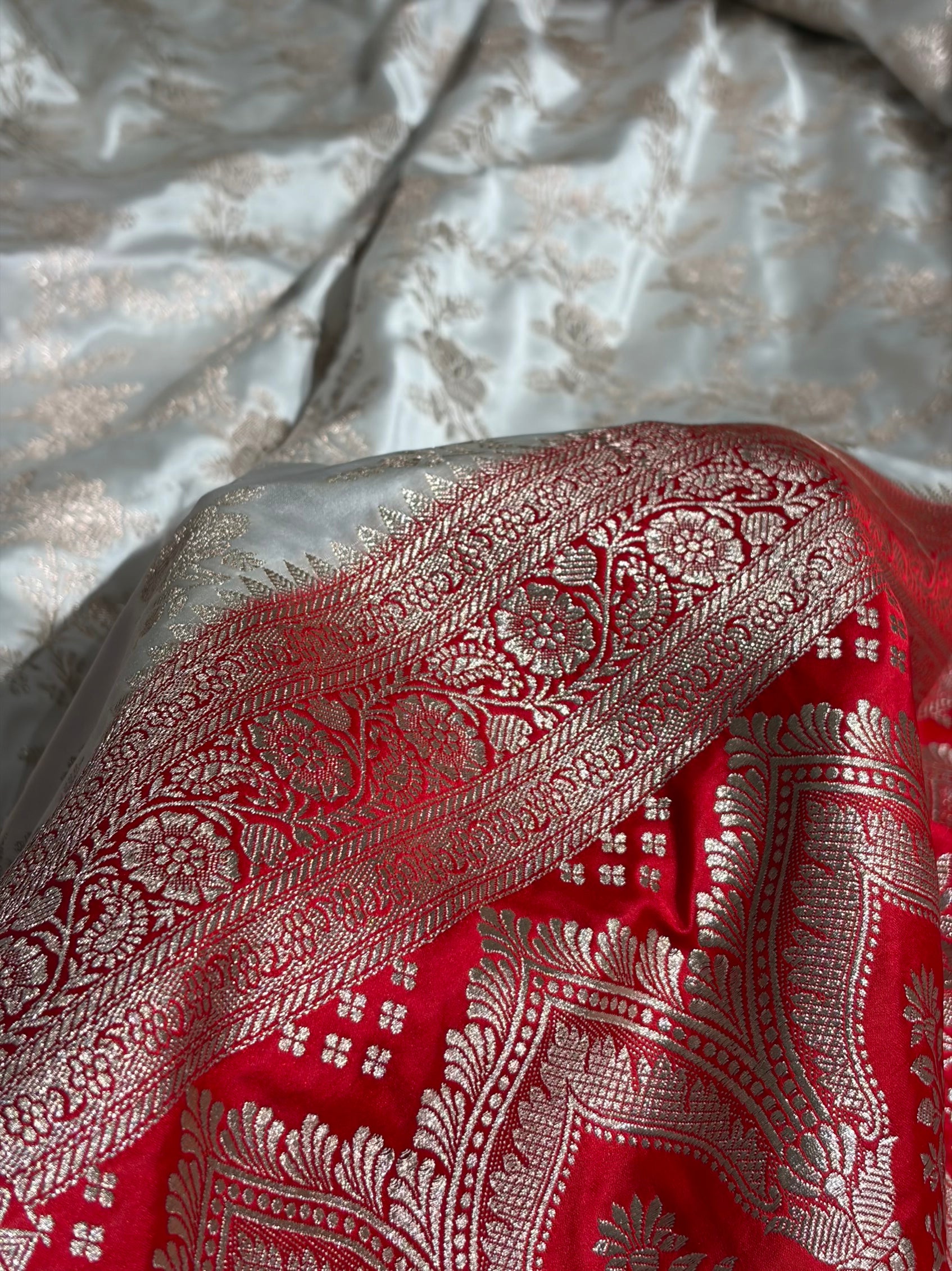 Contrast White With Red Floral Jaal Mashru Silk Saree MCS28