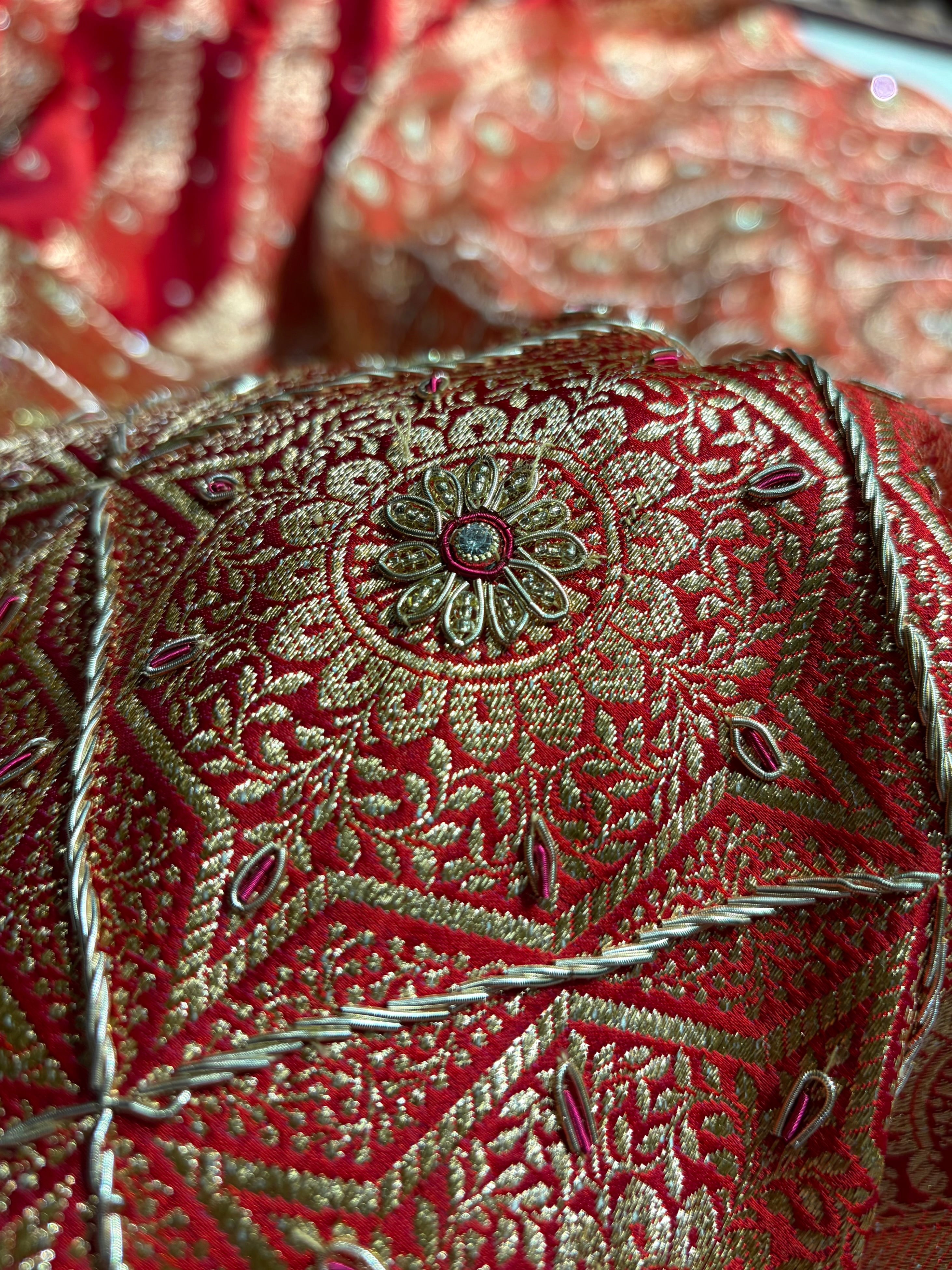 Banarasi Magnetic Red Shades Cross Floral Pattern With Zardozi Work Satin Katan Silk Saree BSK79