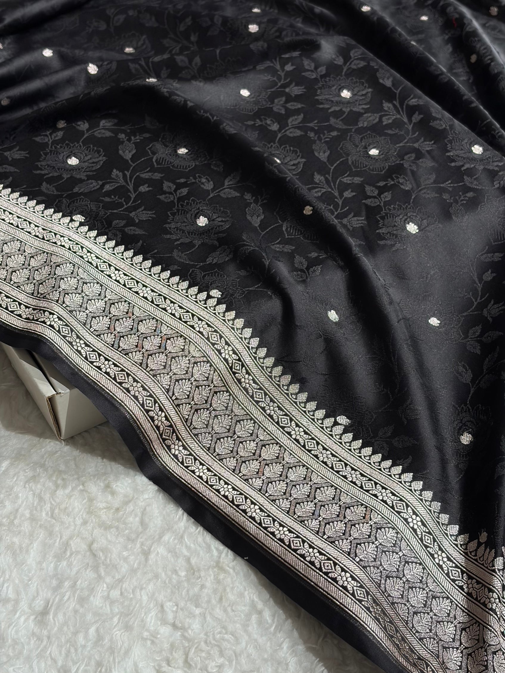 Black Tanchoi Floral Booti Mashru Silk Saree MS59