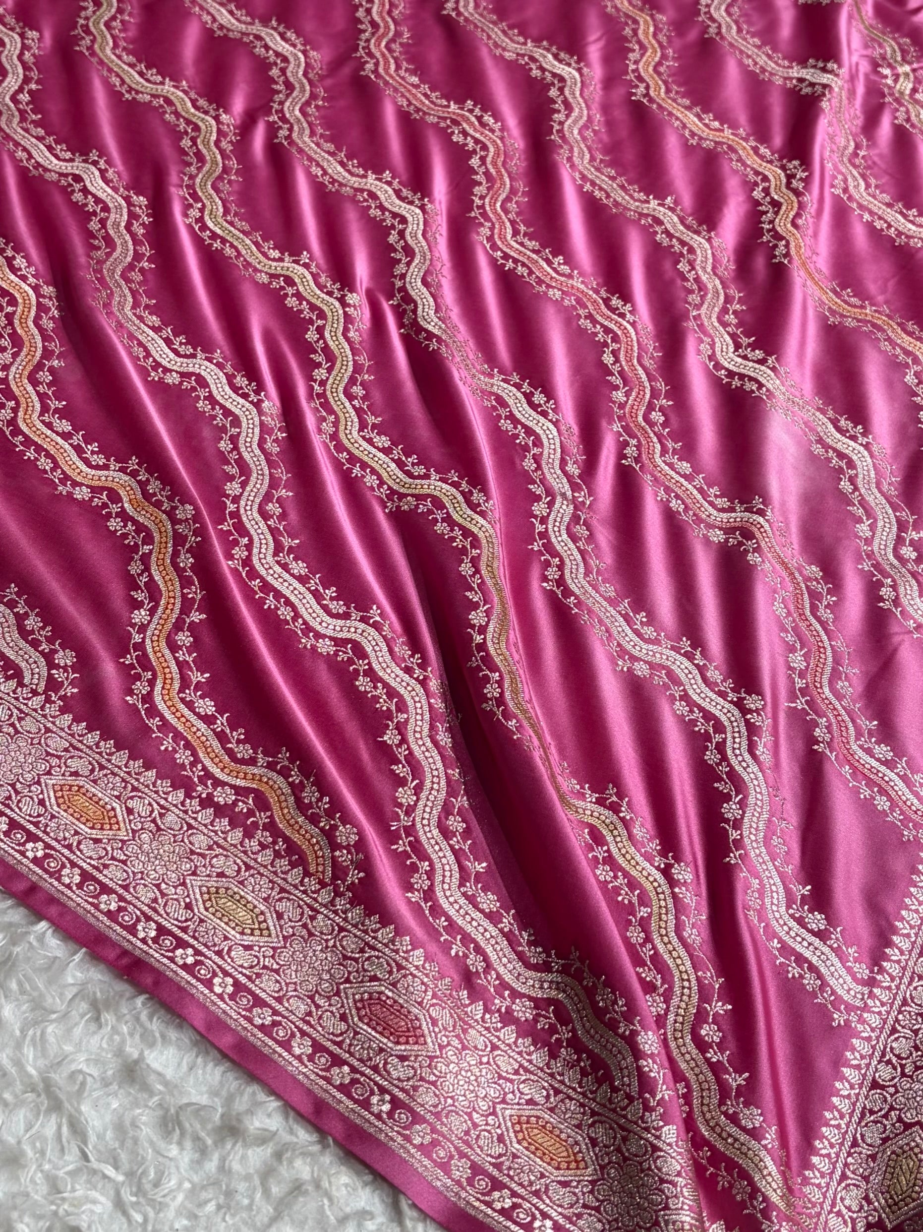 Banarasi Minakari Cross Pattern in Pink Shades Floral Mashru Silk Saree MS93