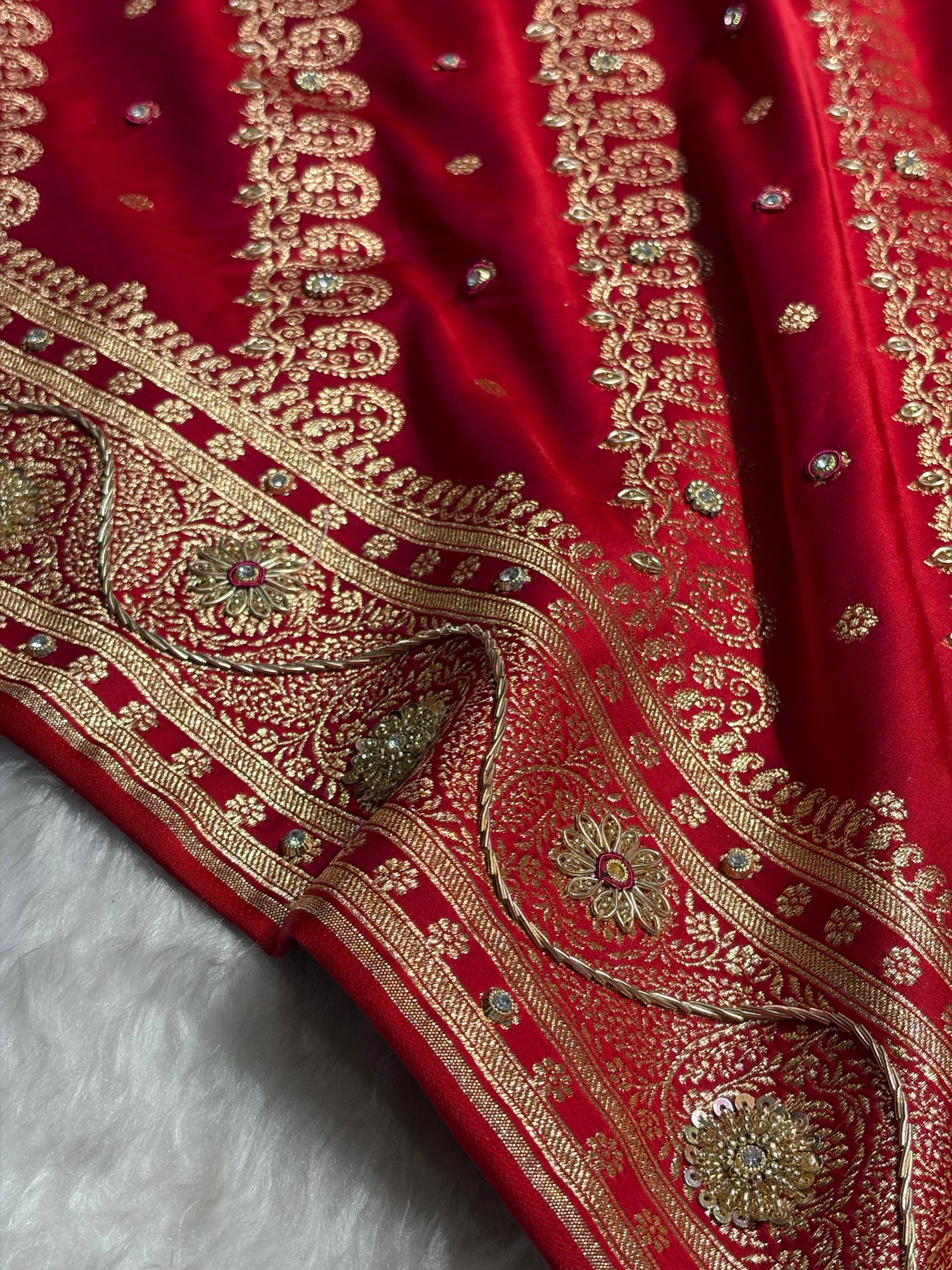 Banarasi Magnetic Red Shades Cross Floral Pattern With Zardozi Work Satin Katan Silk Saree BSK79
