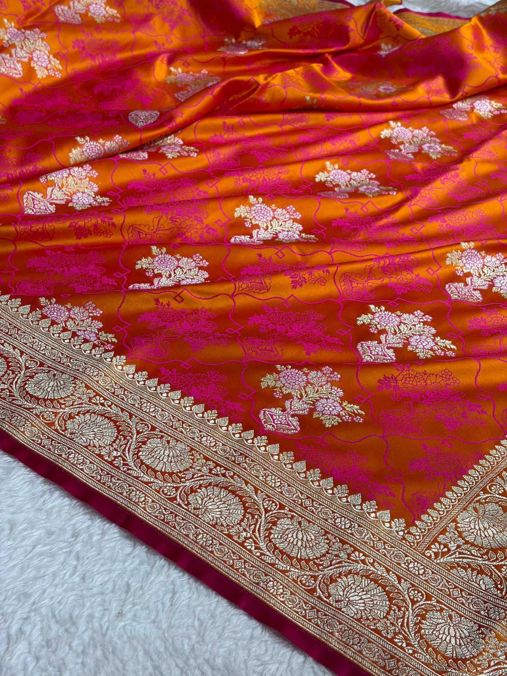 Banarasi Fire Gold Shades Tanchoi Motif Mashru Silk Saree