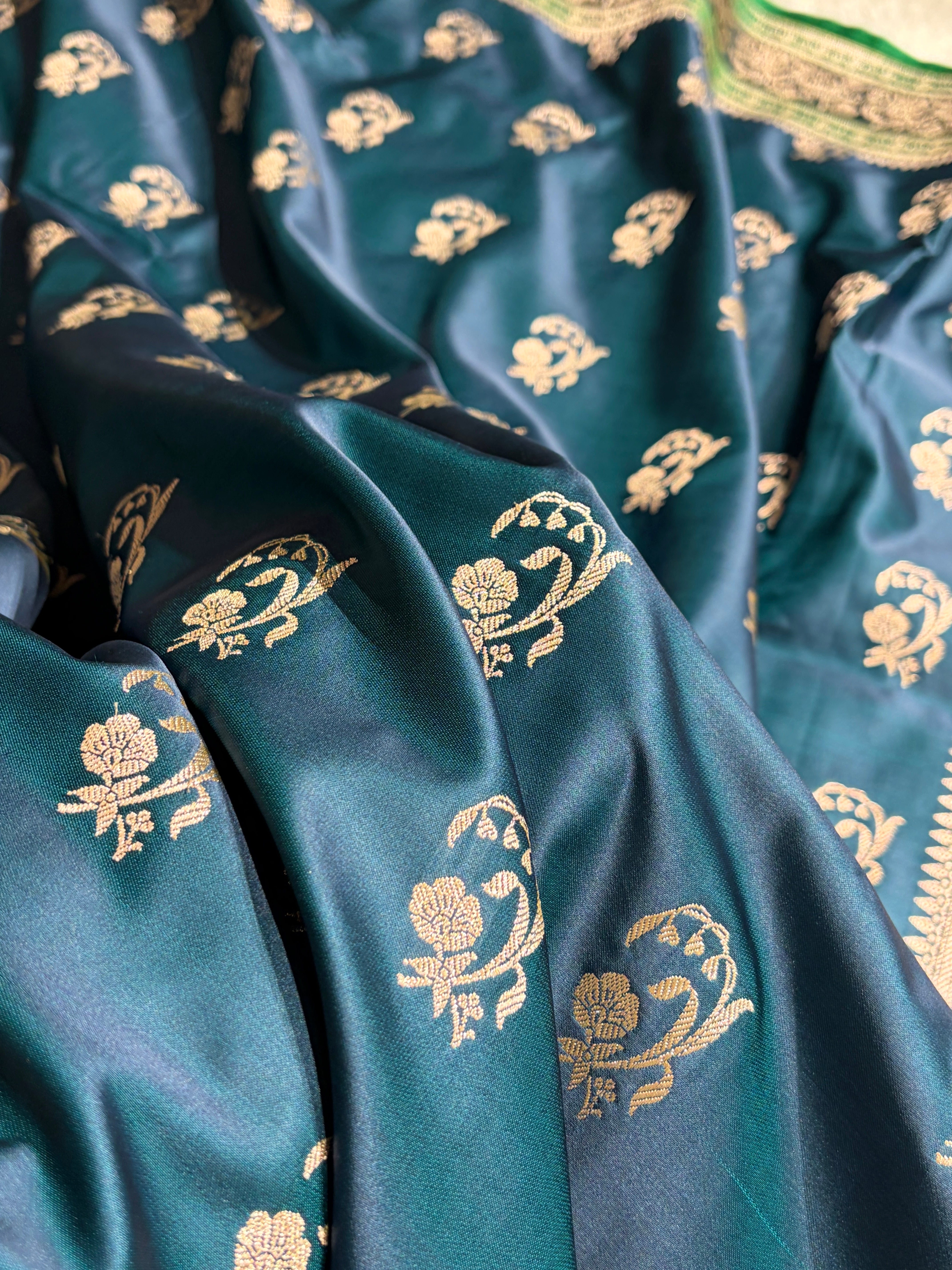 Banarasi Peacock With Contrast Black Floral Border Mashru Silk Saree MSM-100