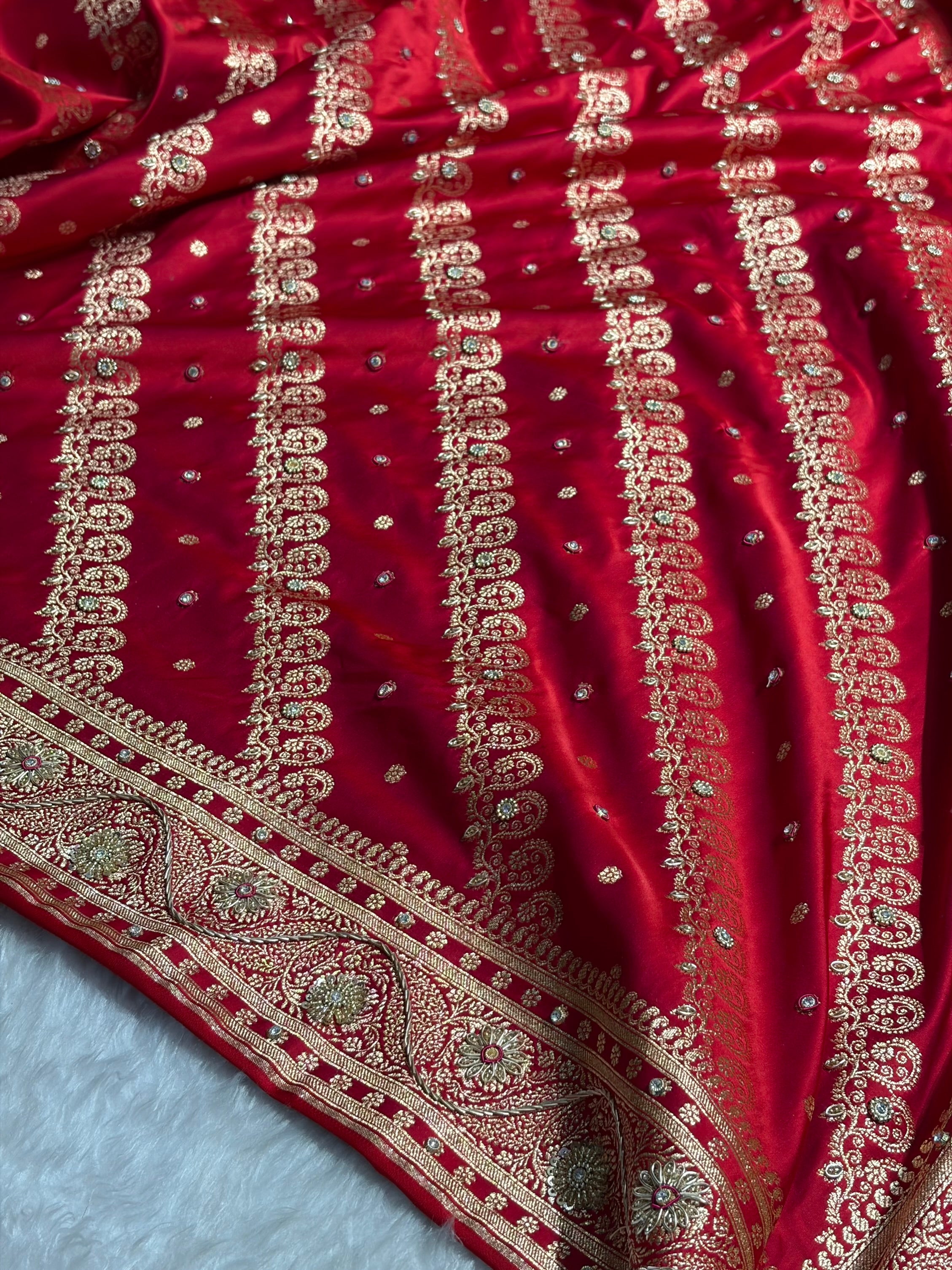 Banarasi Magnetic Red Shades Cross Floral Pattern With Zardozi Work Satin Katan Silk Saree BSK79