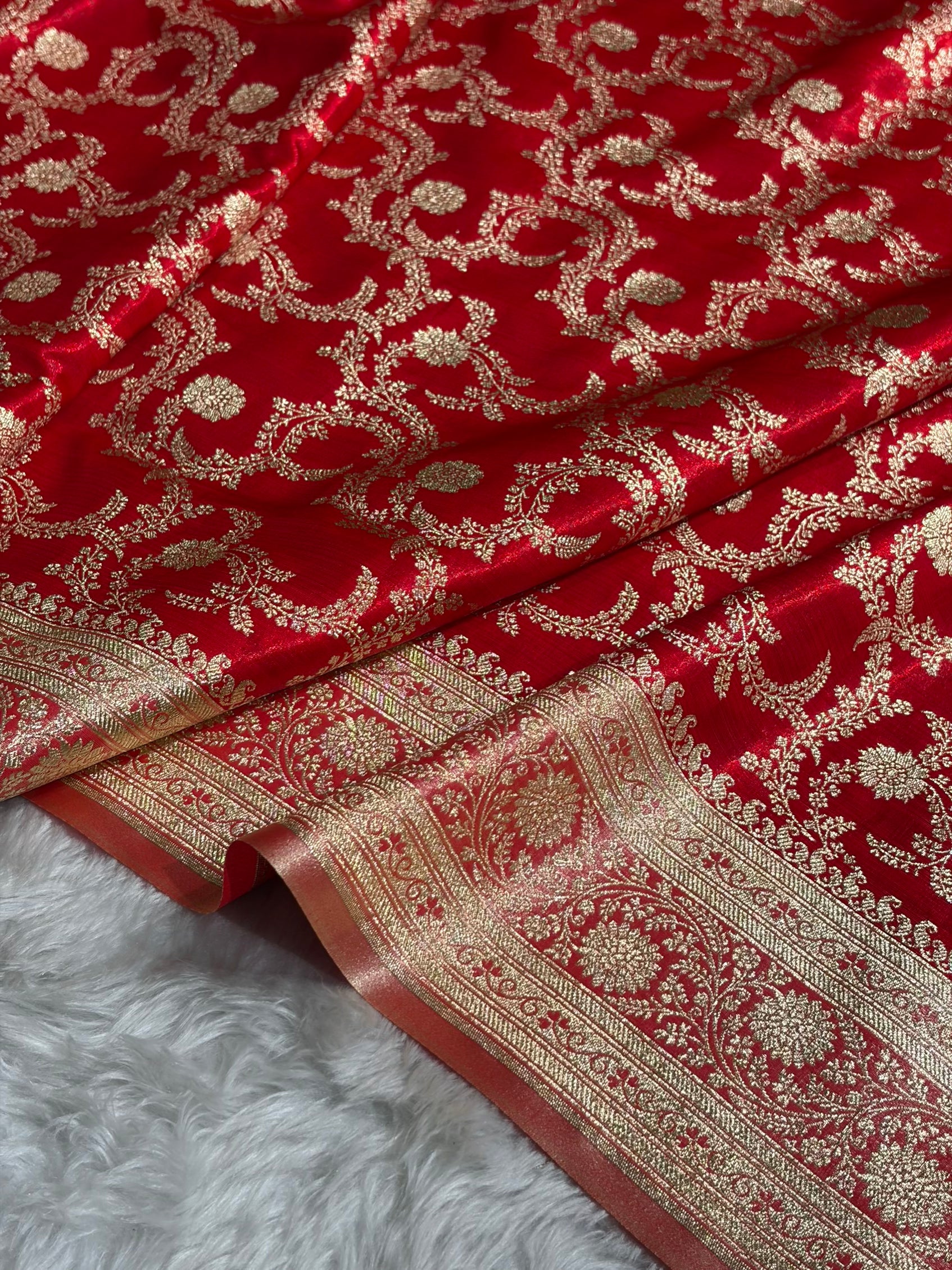 Red Contrast Shades Jaal Pattern Banarasi Satin Silk Saree SS47