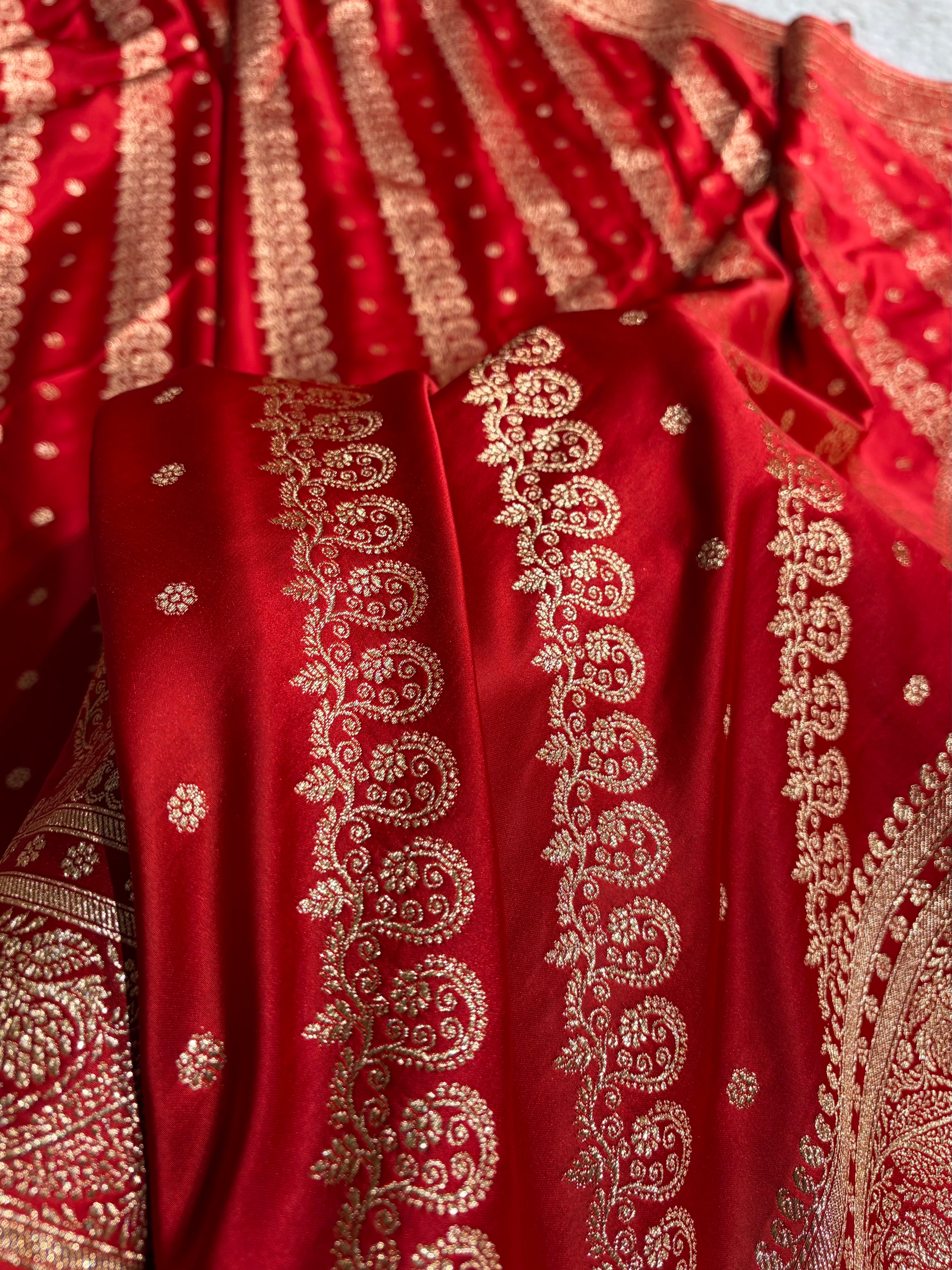 Red Shades Cross Floral Pattern Satin Katan Silk Saree SK79