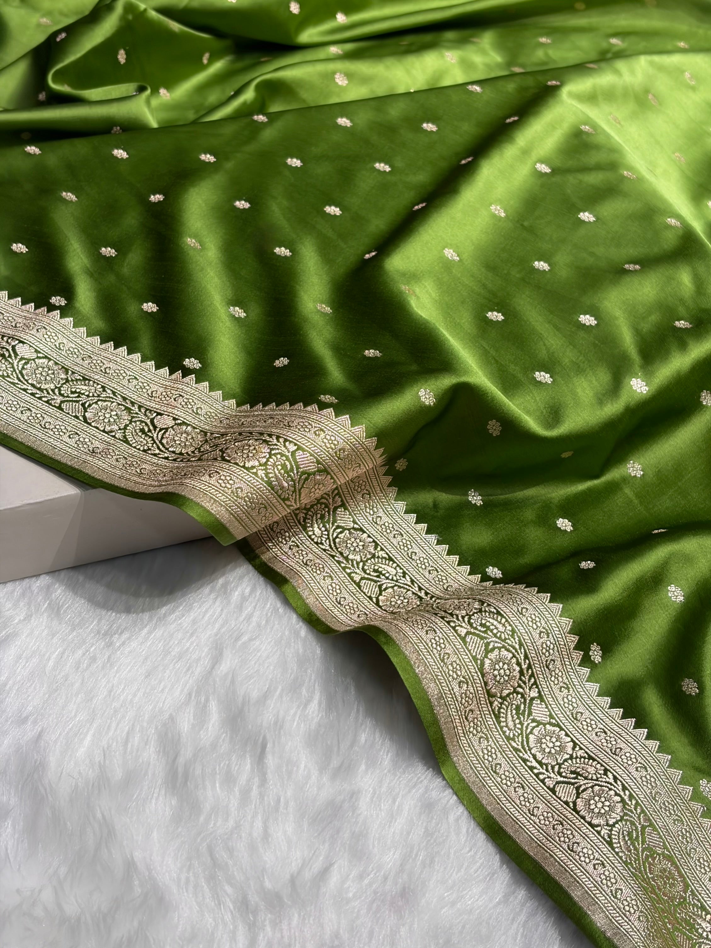 Banarasi Mehendi Shade Booti Mashru Silk Saree