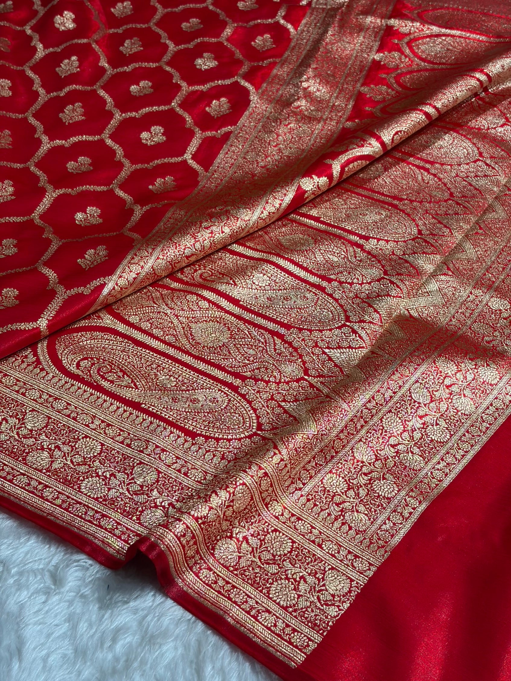 Red Shades Jaal Pattern Banarasi Satin Silk Saree SS57