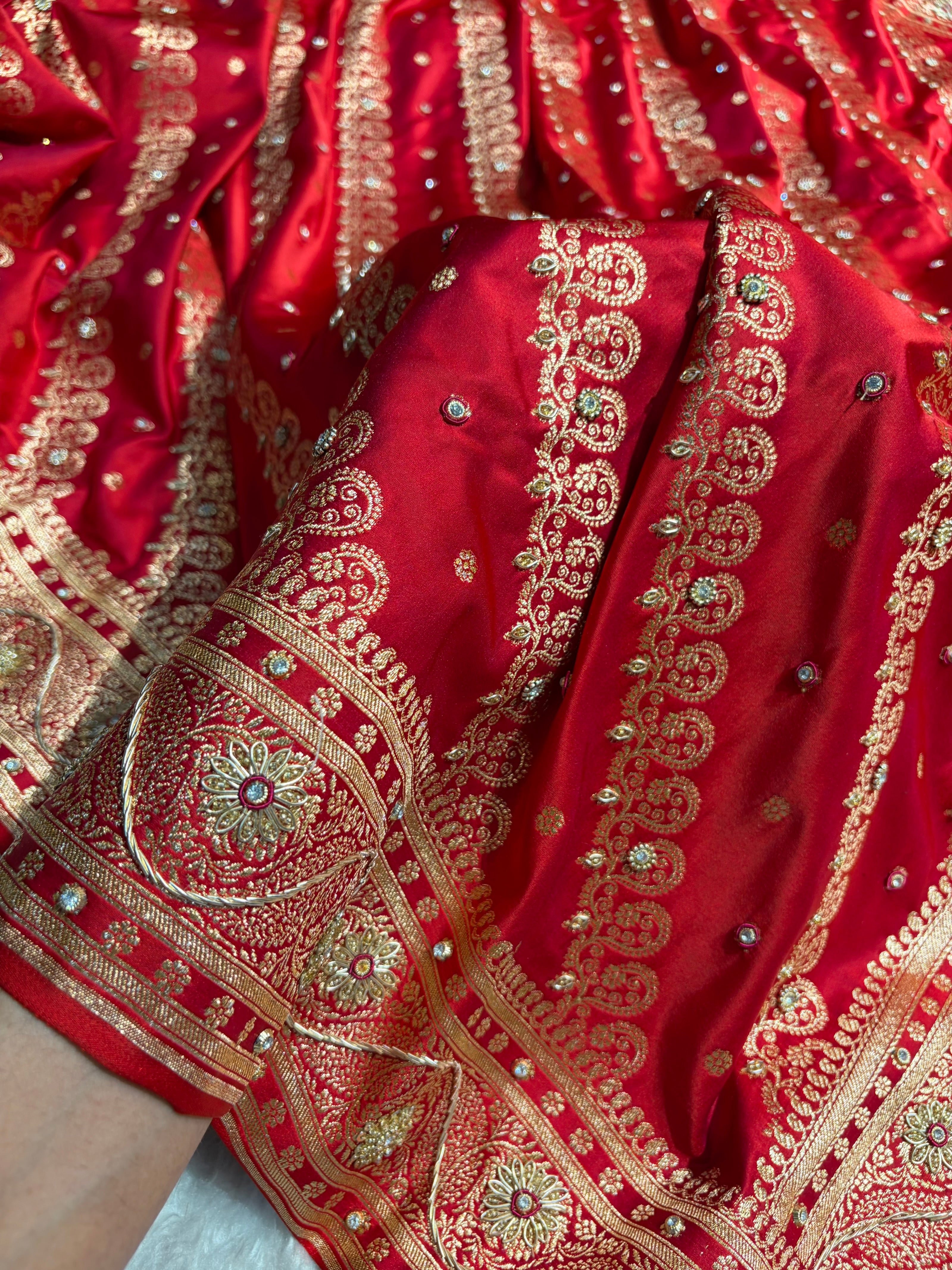 Banarasi Magnetic Red Shades Cross Floral Pattern With Zardozi Work Satin Katan Silk Saree BSK79