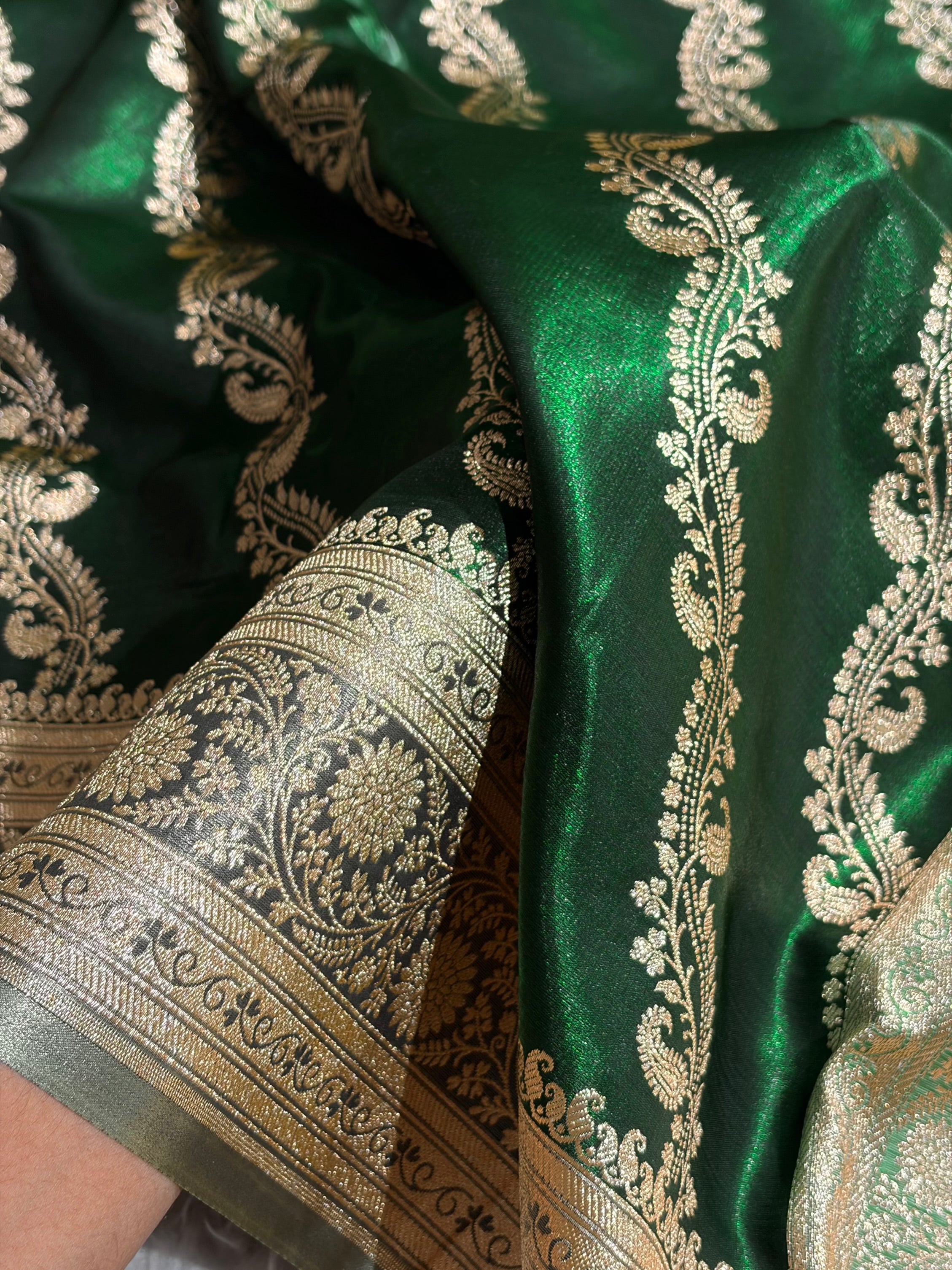 Bottle Green Contrast Shades Cross Pattern Banarasi Satin Silk Saree SS39