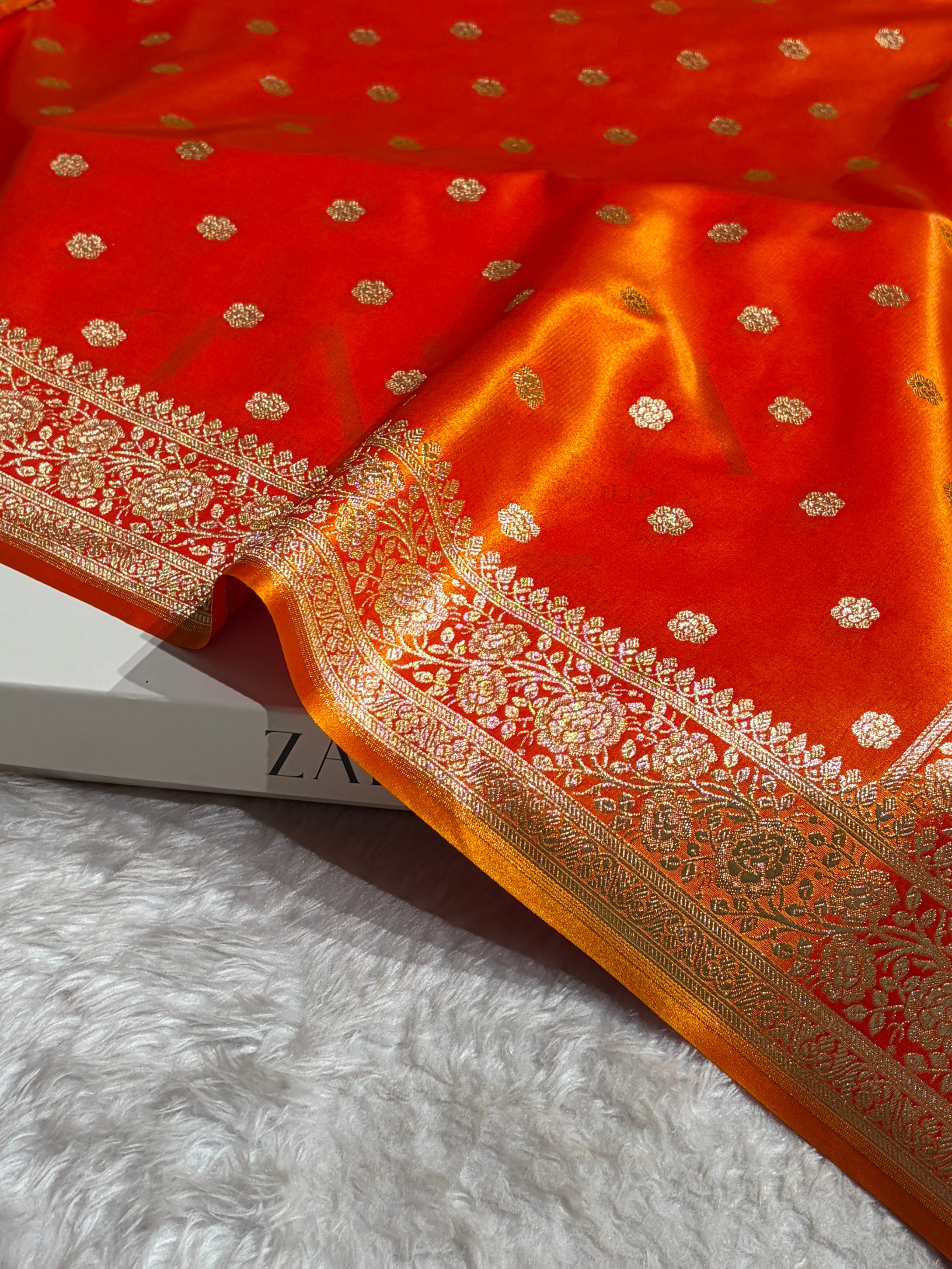 Banarasi Fire Gold Shades Booti Pattern Banarasi Satin Silk Saree SS63