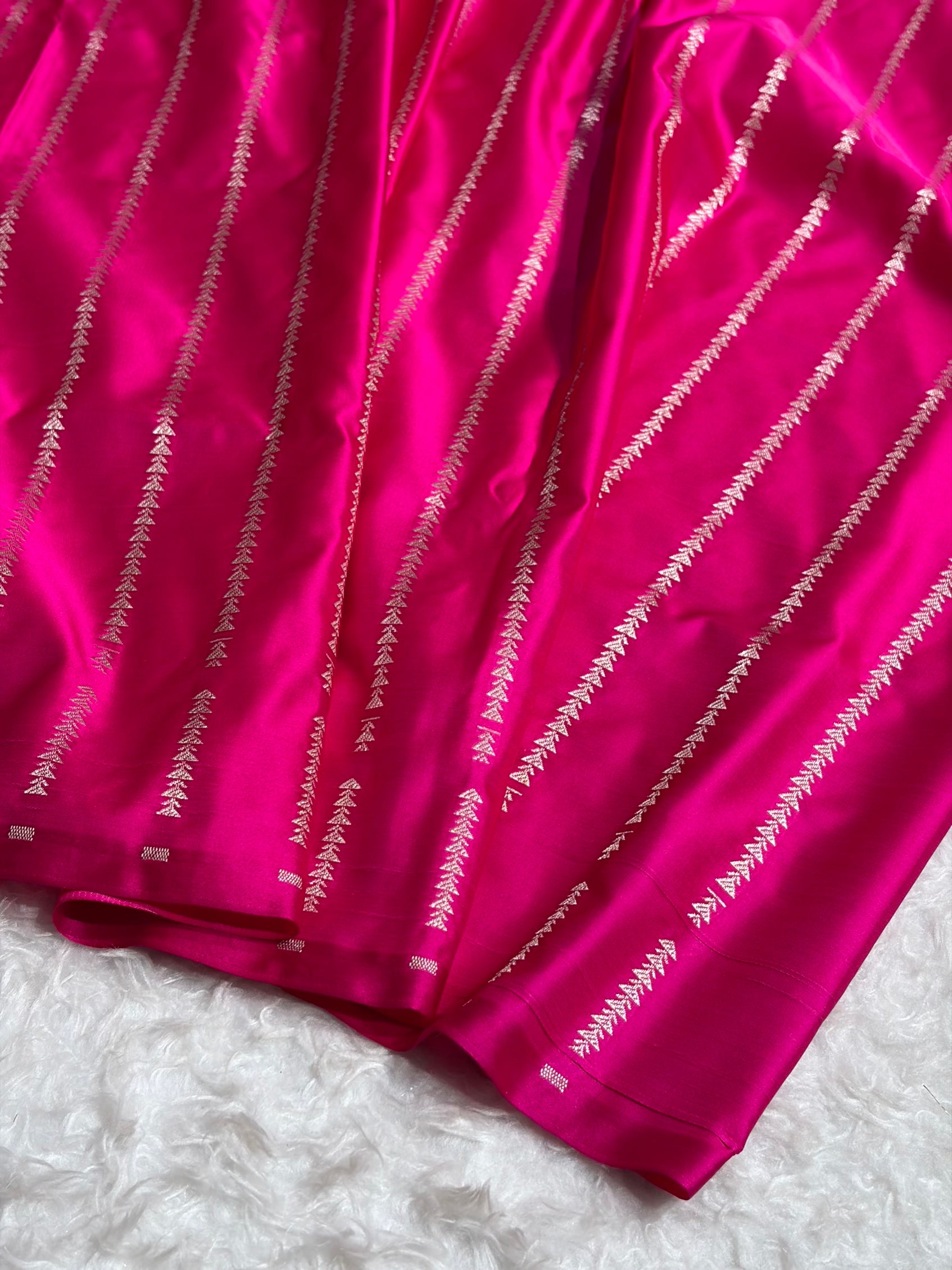 Black/ Rani Shades Banarasi Booti Pattern Mashru Silk Saree MSM-137