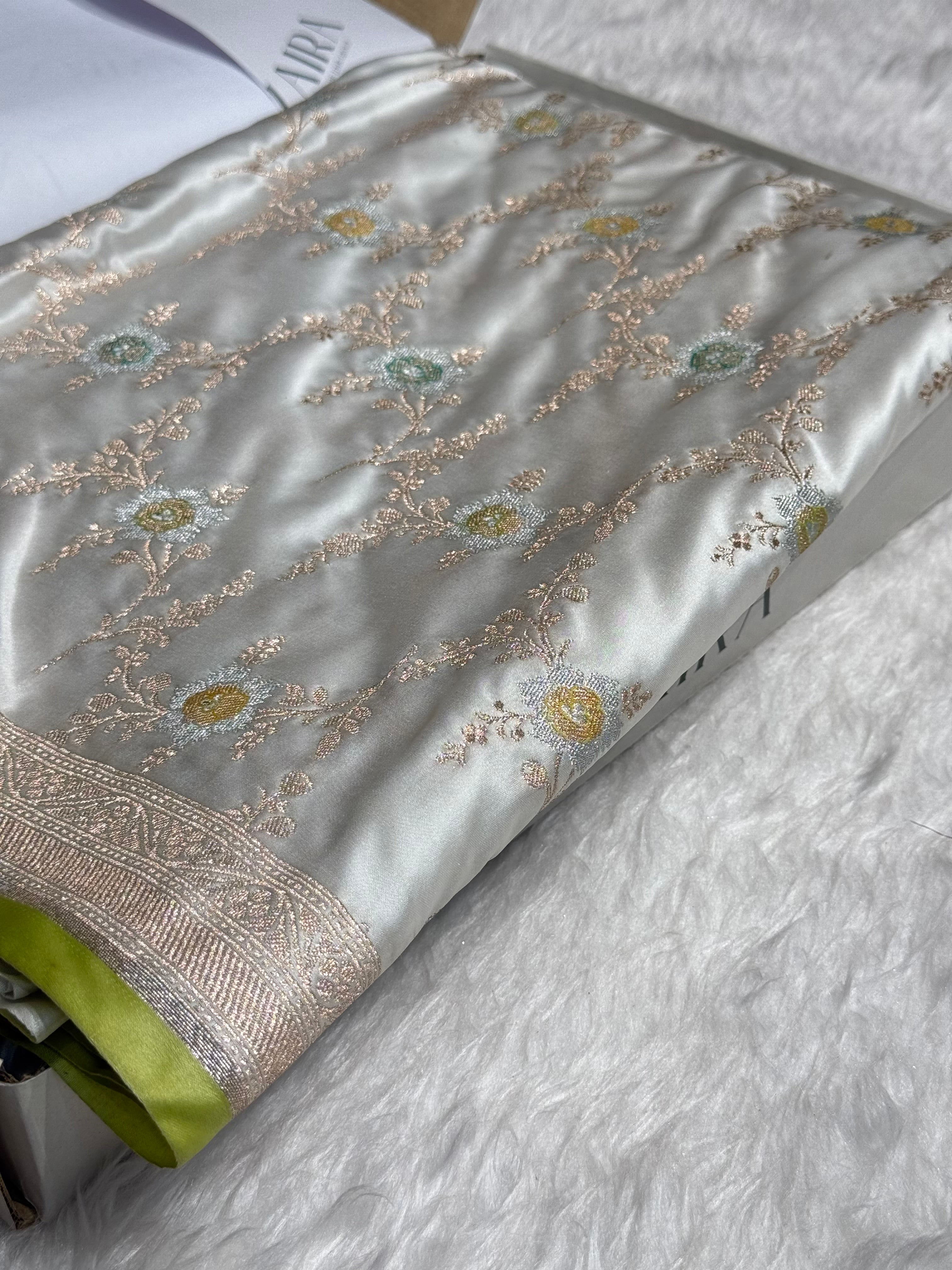 White Minakari Jaal With Green Edge Mashru Silk Saree