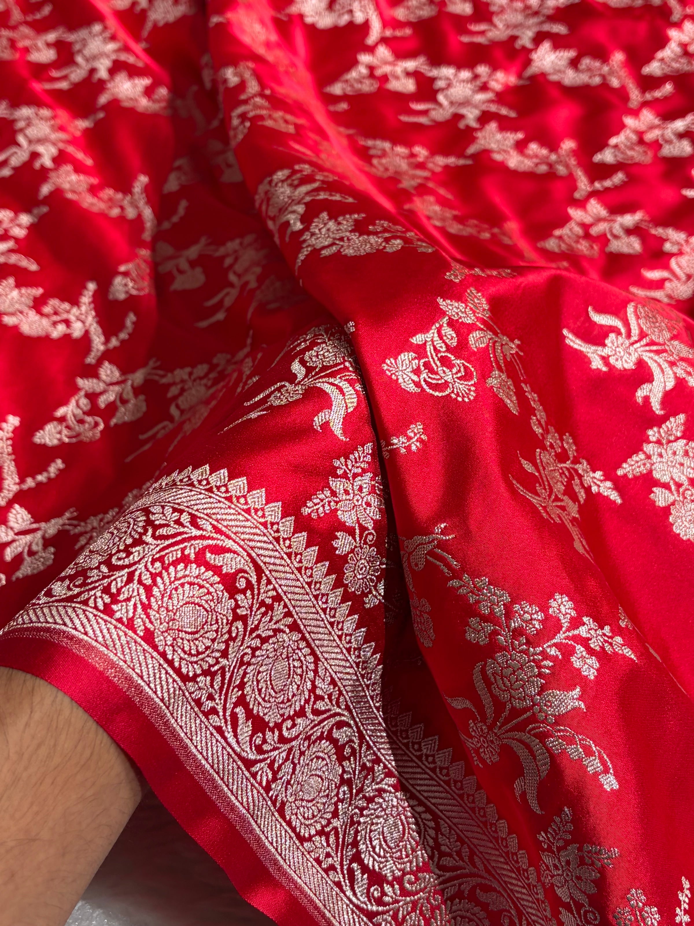 Banarasi Floral Jaal Pattern in Red Shades Floral Mashru Silk Saree MCS98