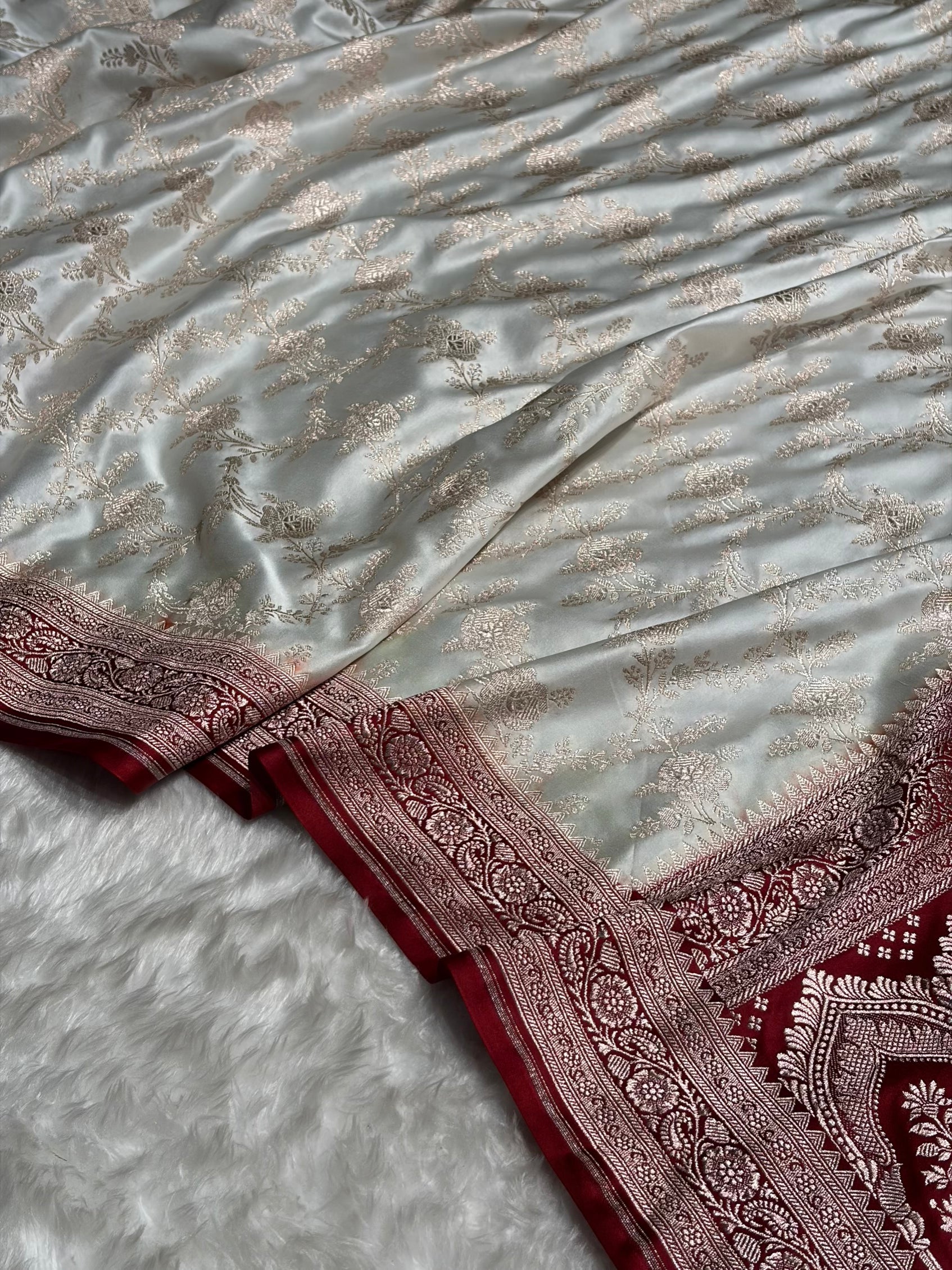 Contrast White with Maroon Floral Jaal Mashru Silk Saree MS28