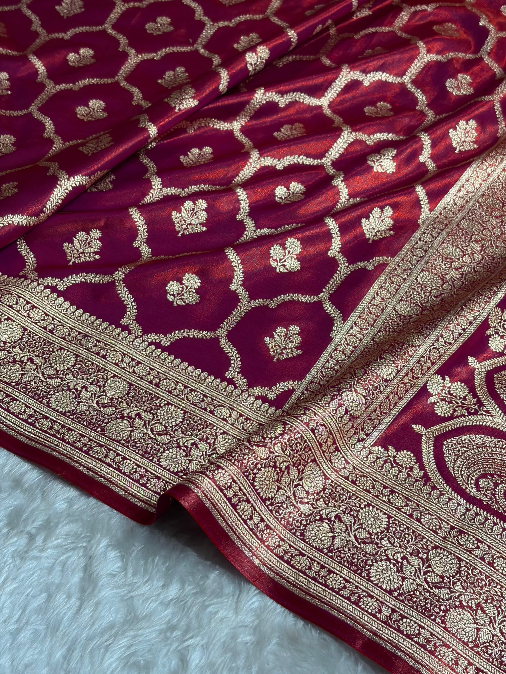 Magentic Red Shades Jaal Pattern Banarasi Satin Silk Saree SS57