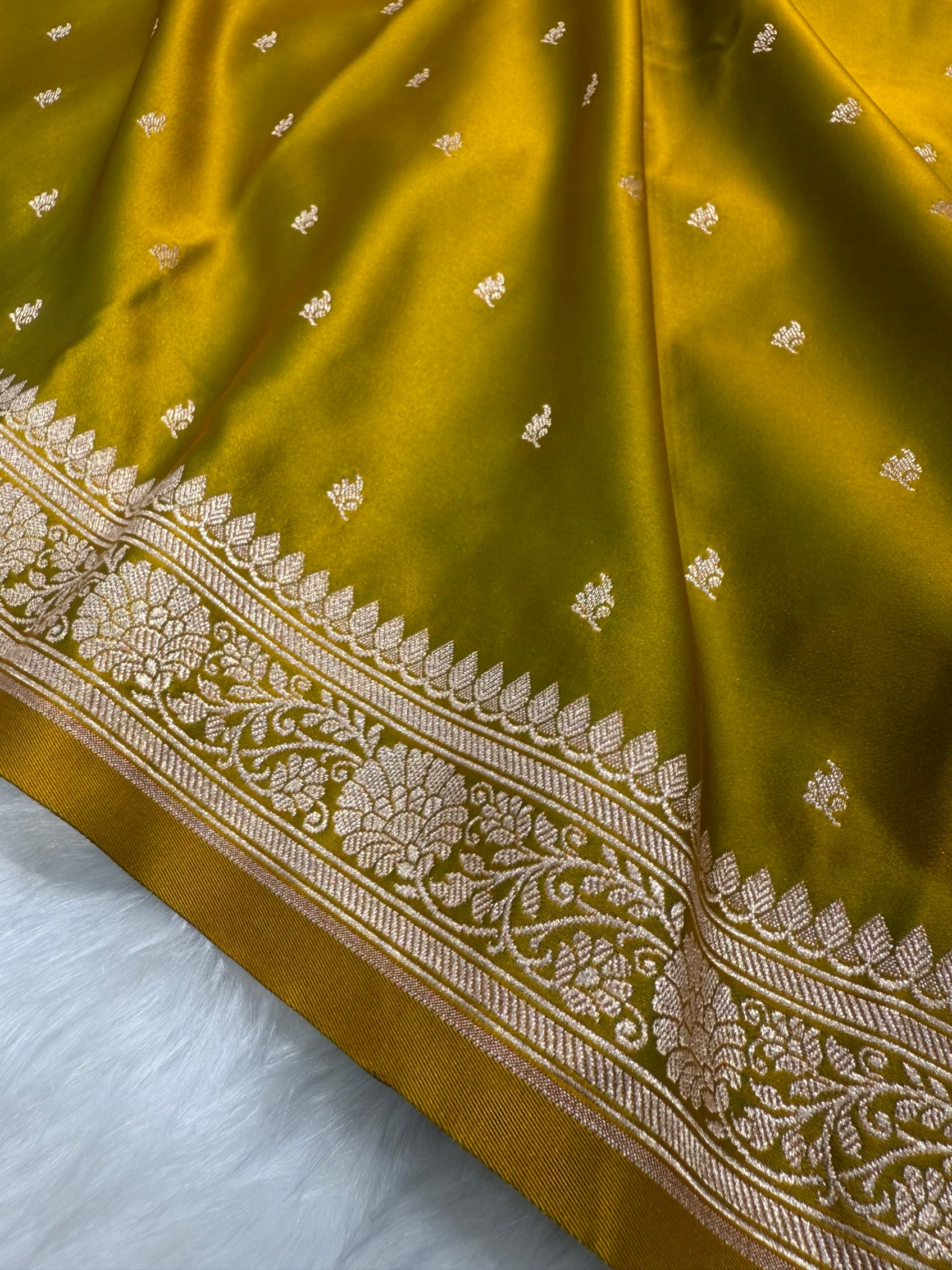 Mehendi Green shades Mashru Silk Saree for Festive Seasons