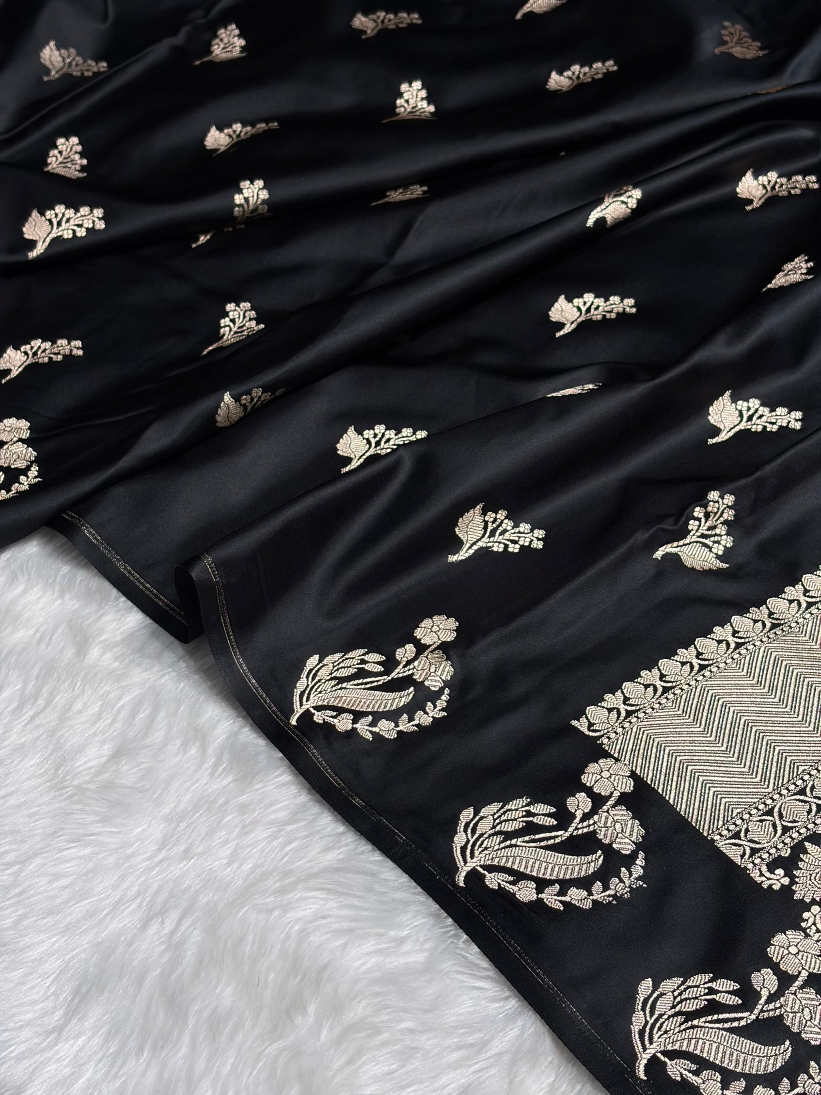 Black Boota With Floral Border Mashru Silk Saree MSM-91