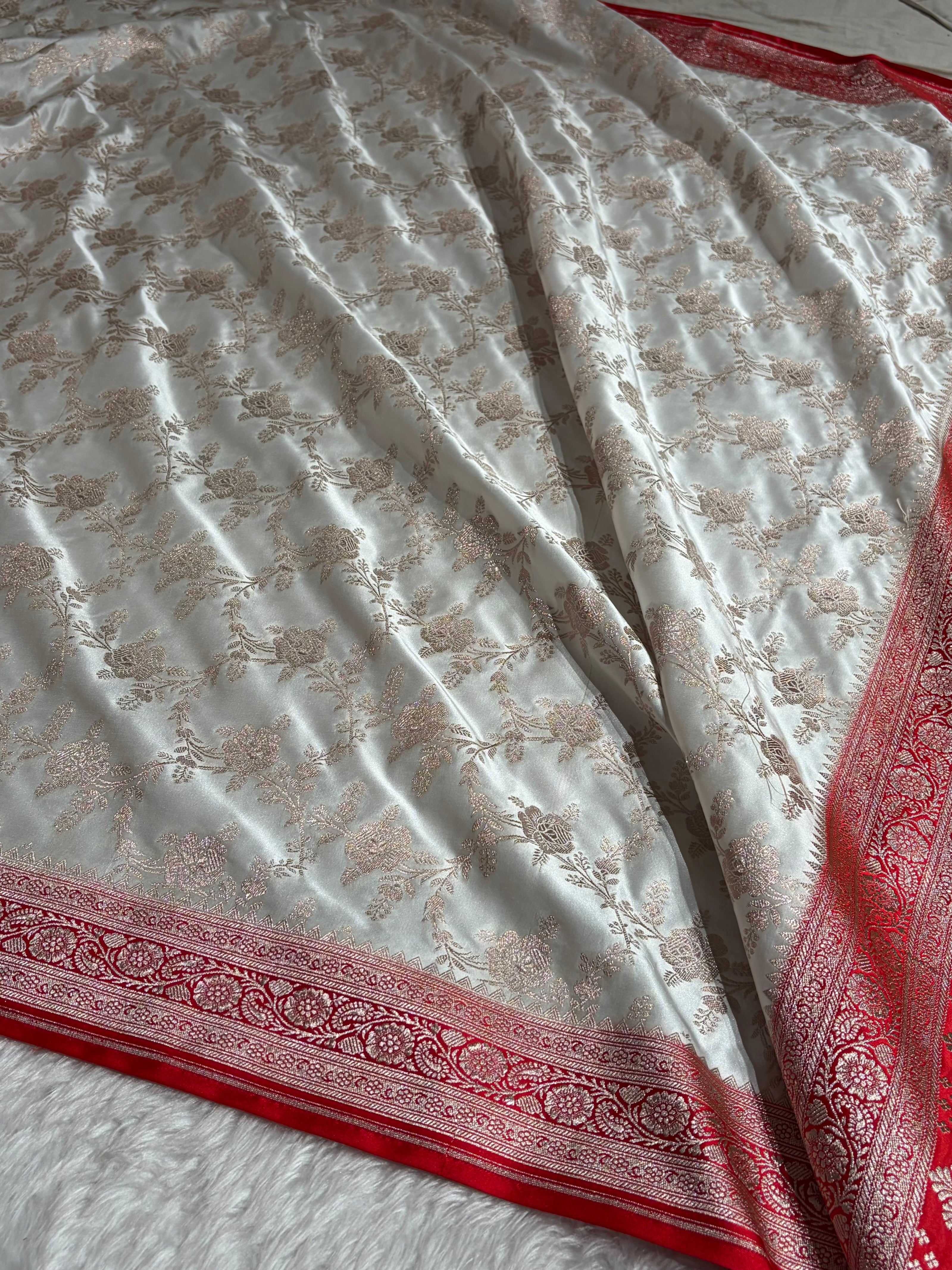 Contrast White With Red Floral Jaal Mashru Silk Saree MCS28