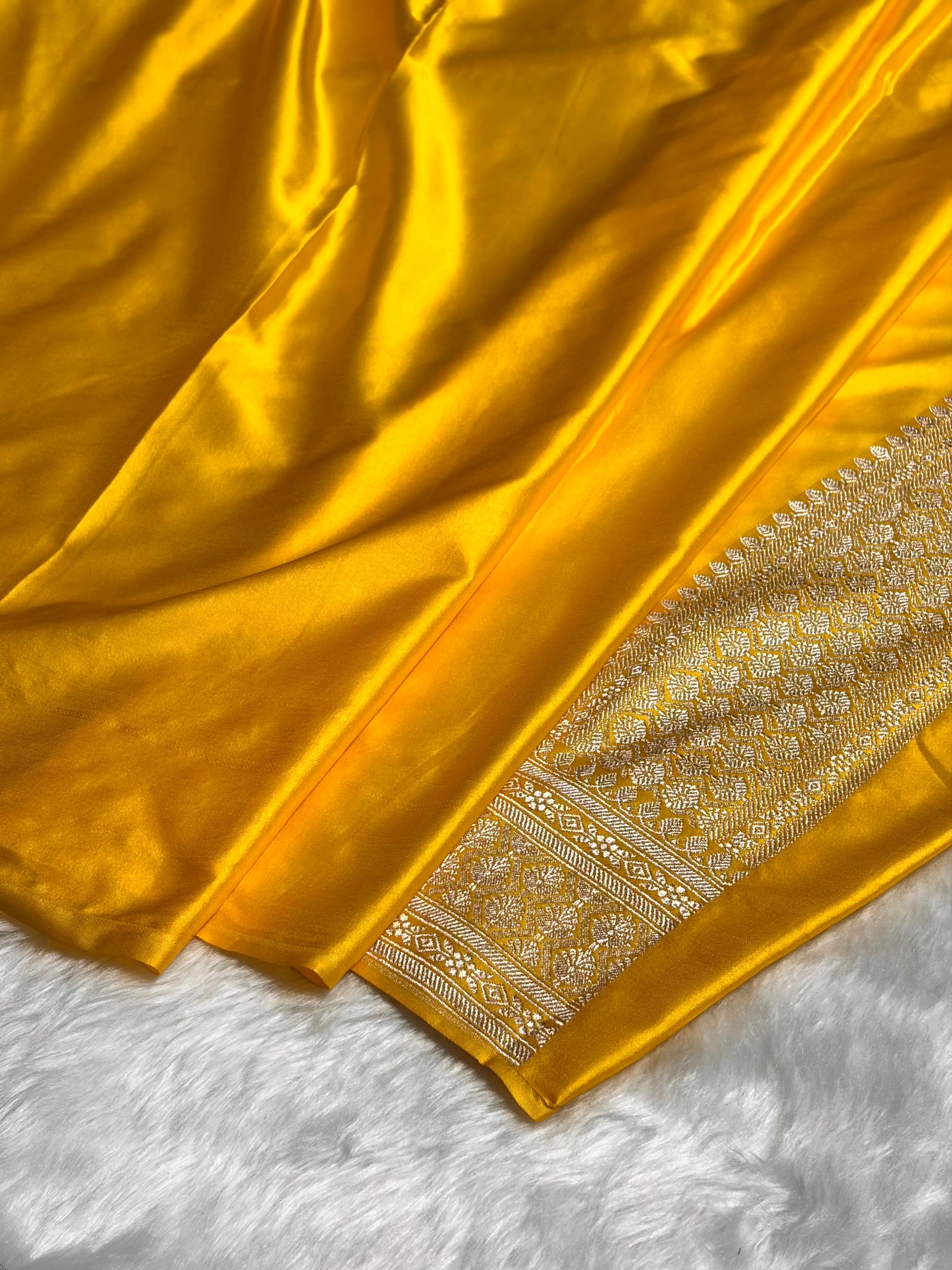 Yellow Shades Minakari Tanchoi Floral Booti Mashru Silk Saree MS59
