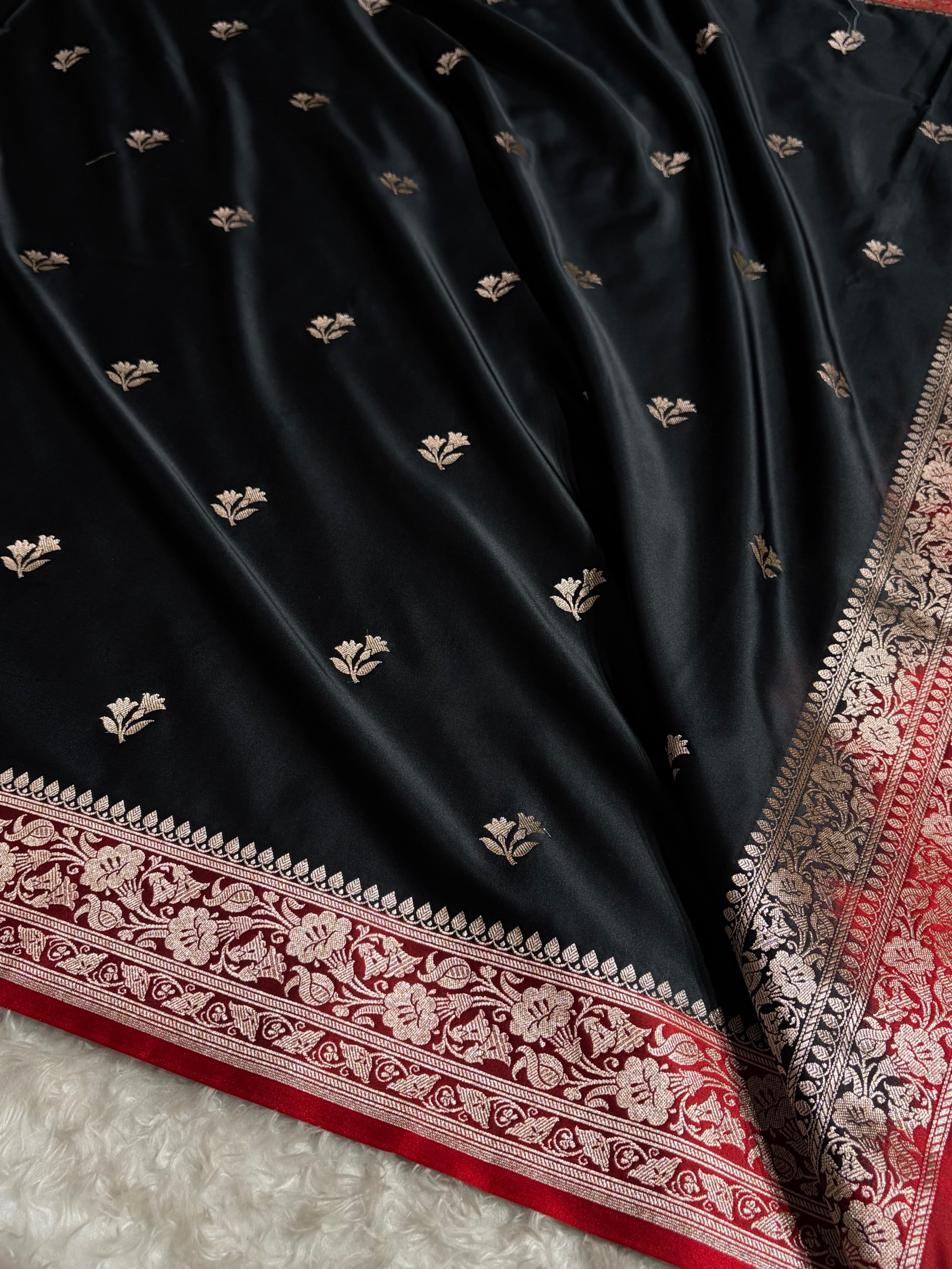 Contrast Black / Red Shades Banarasi Booti Pattern Mashru Silk Saree MSM-138