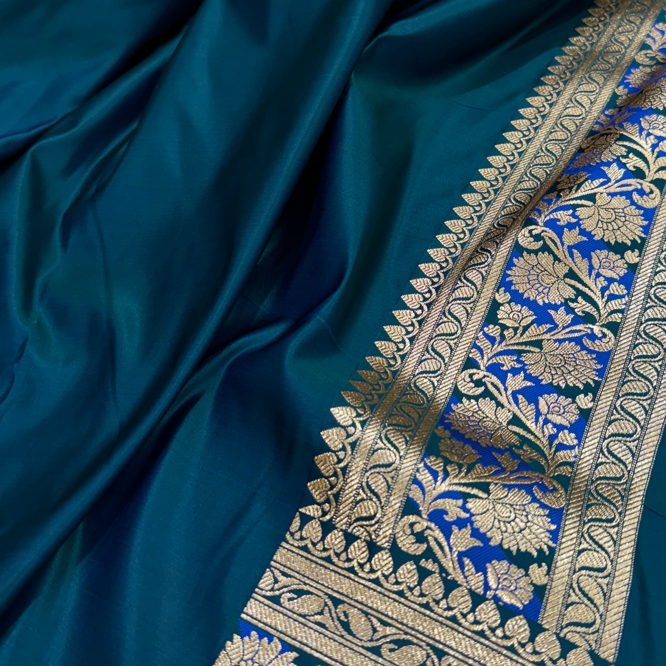 Tanchoi Boota Katan Silk Saree In Peacock Green Shades SK05