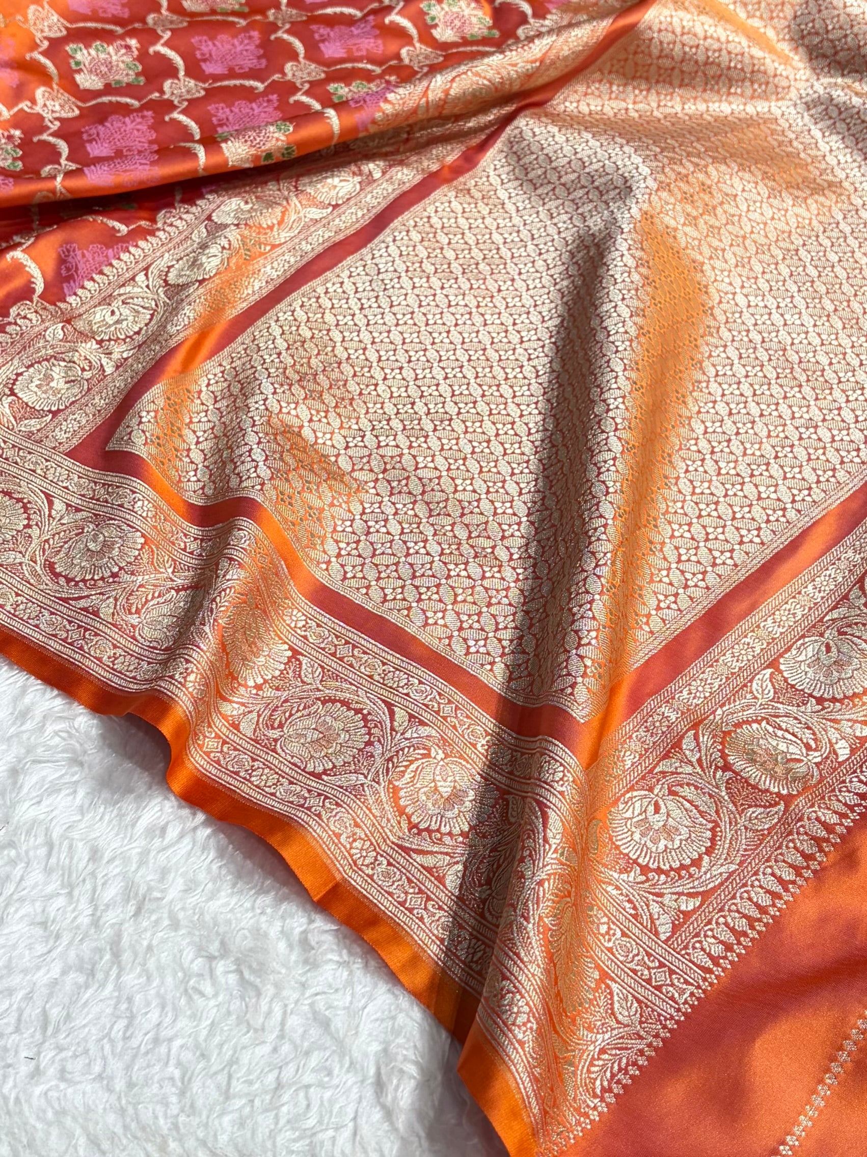 Magentic Gold Shades Tanchoi Motif Mashru Silk Saree