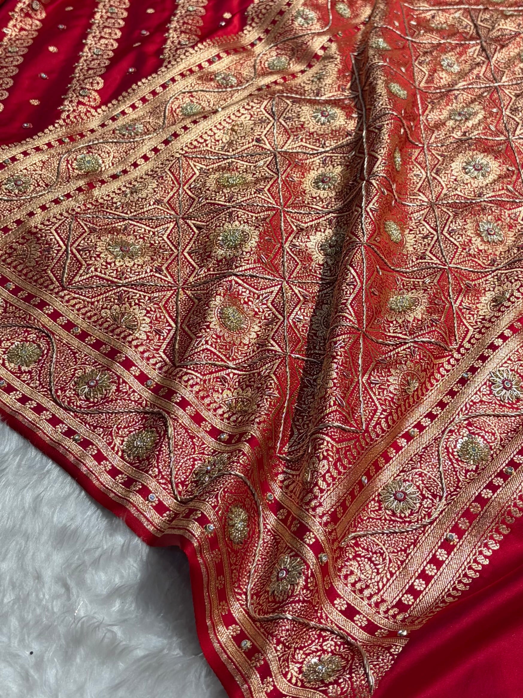 Banarasi Magnetic Red Shades Cross Floral Pattern With Zardozi Work Satin Katan Silk Saree BSK79