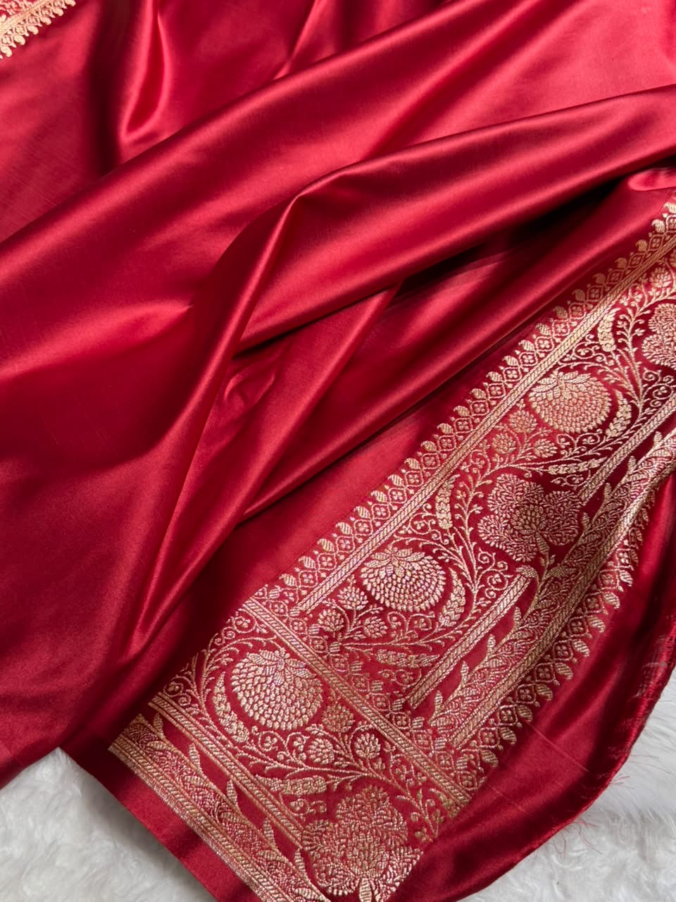 Pista \ Maroon Contrast Satin Katan Saree Floral Cross Pattern SK156