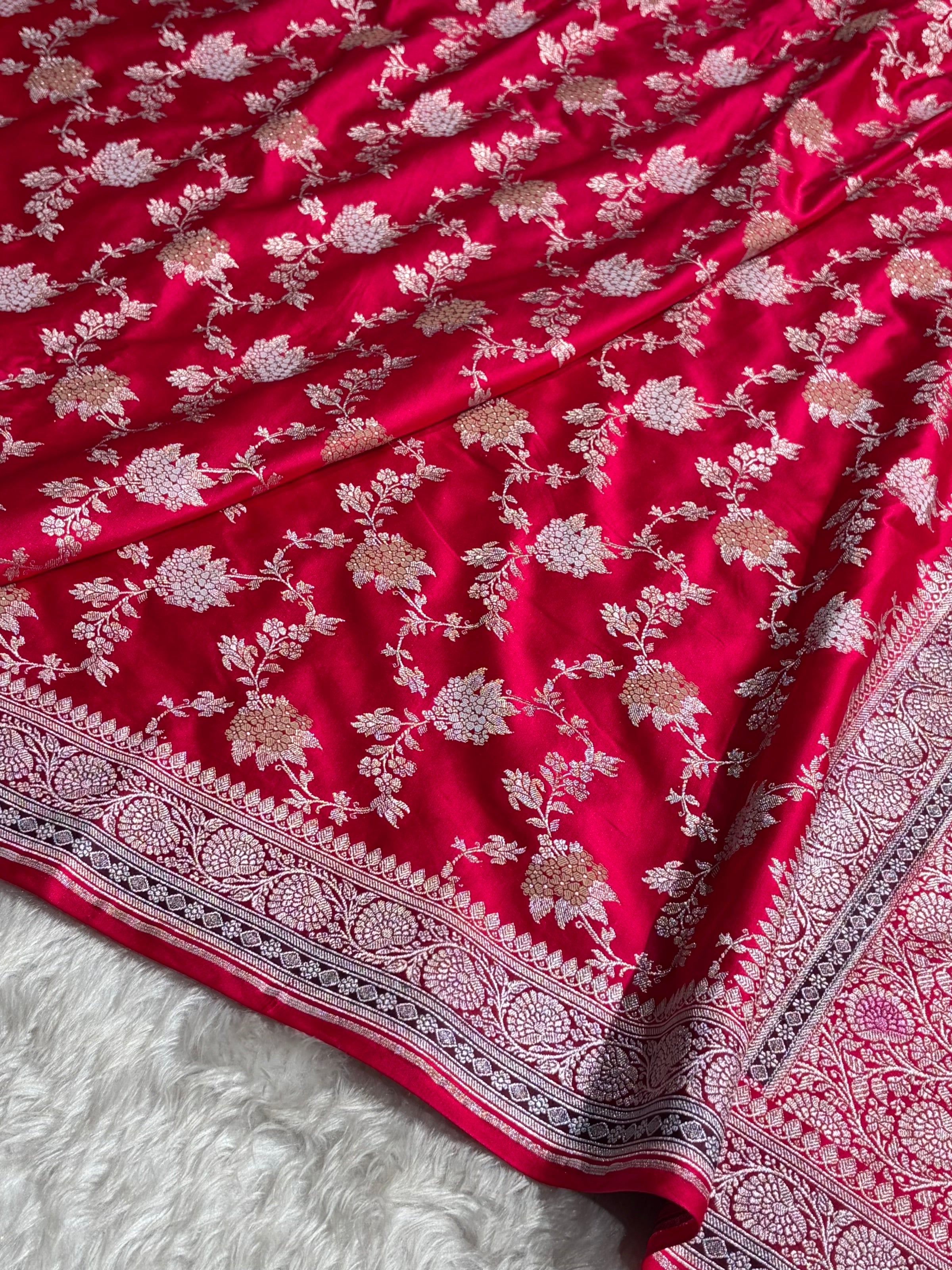 Red Shades Contrast Border With Minakari Floral Jaal Mashru Silk Saree