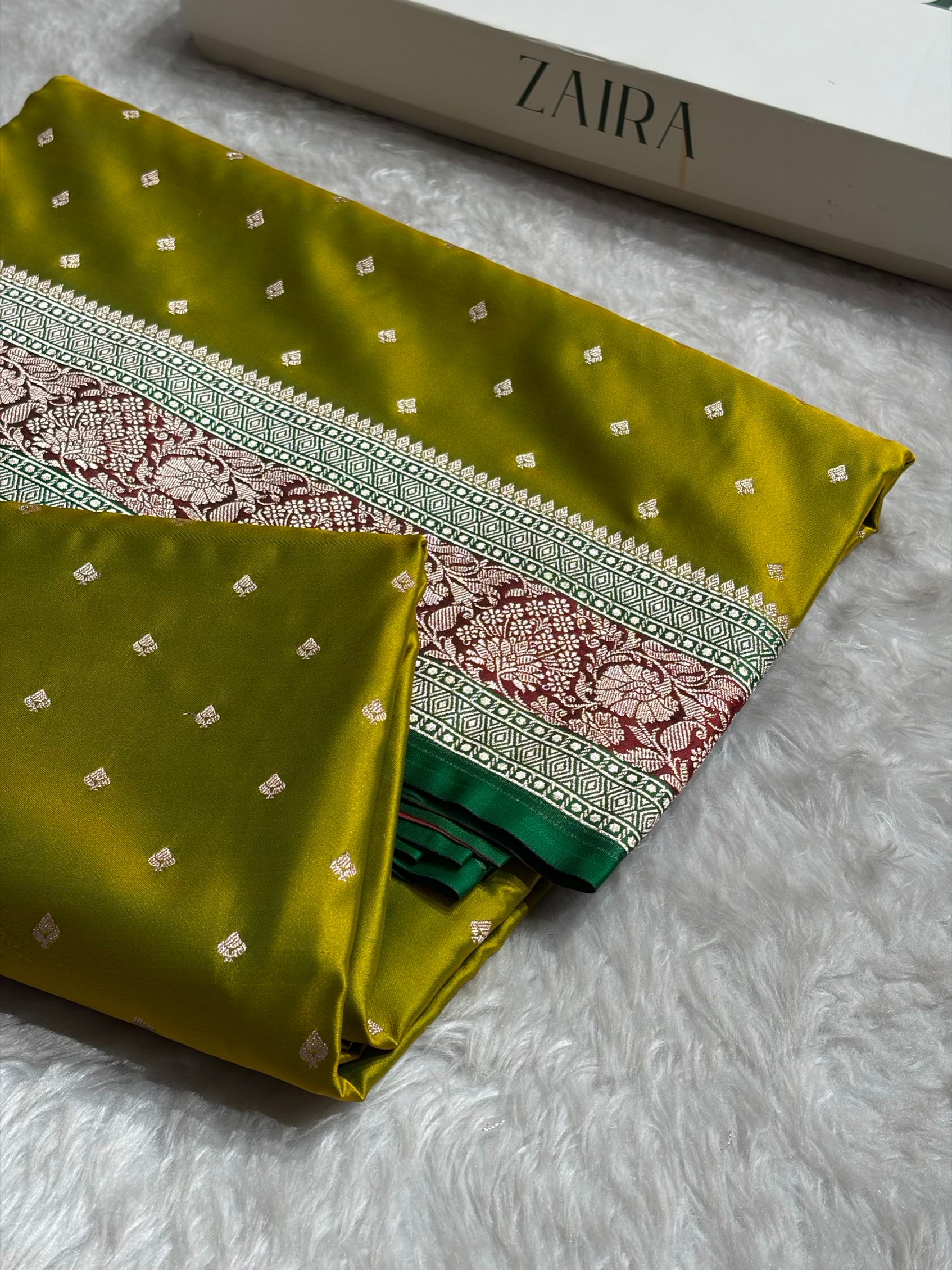 Contrast Mahendi / Red Shade With Booti Pattern Mashru Silk Saree