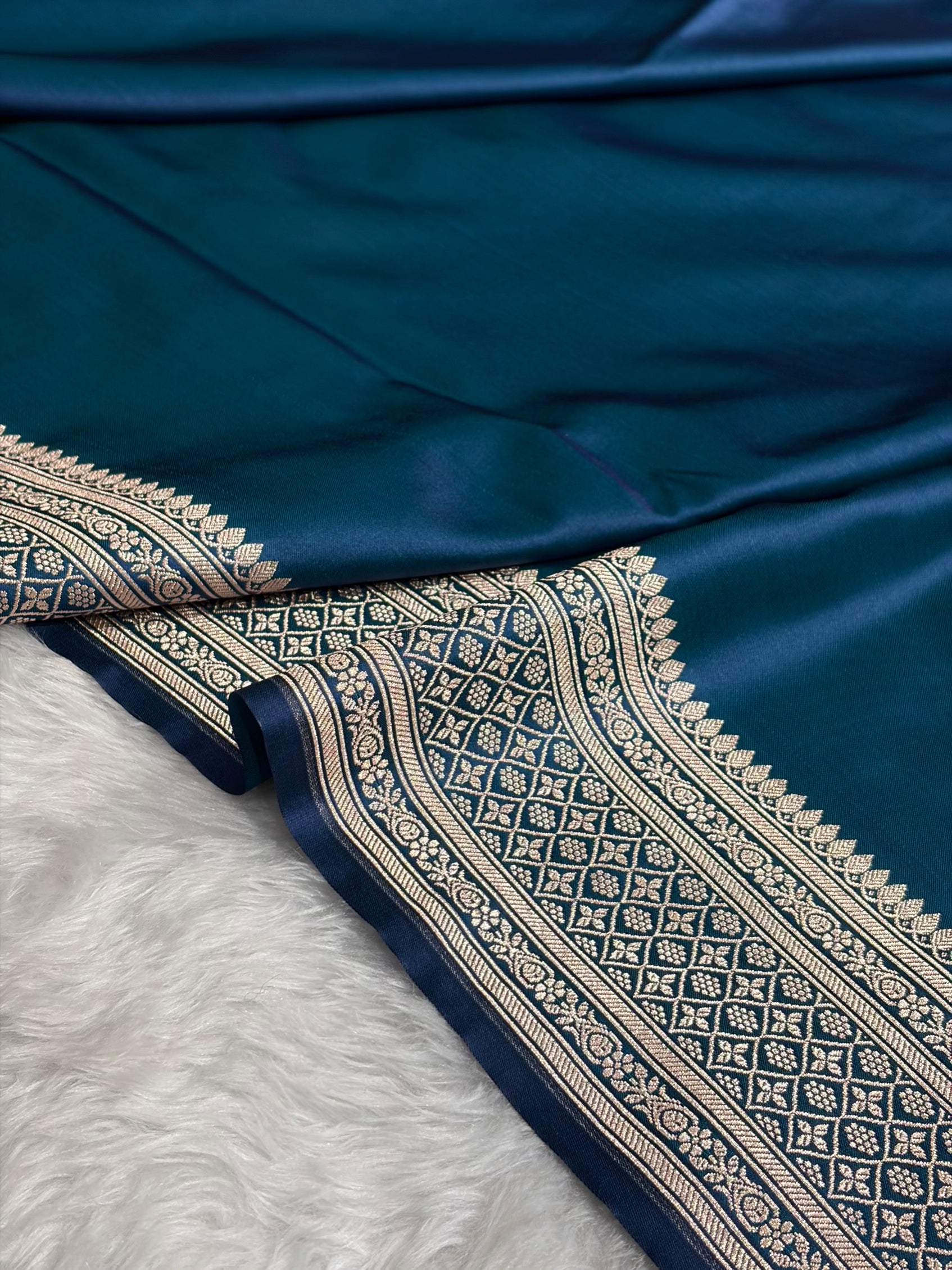 Banarasi Plain Peacock Shades With Minakari Pallu Mashru Silk Saree MS82