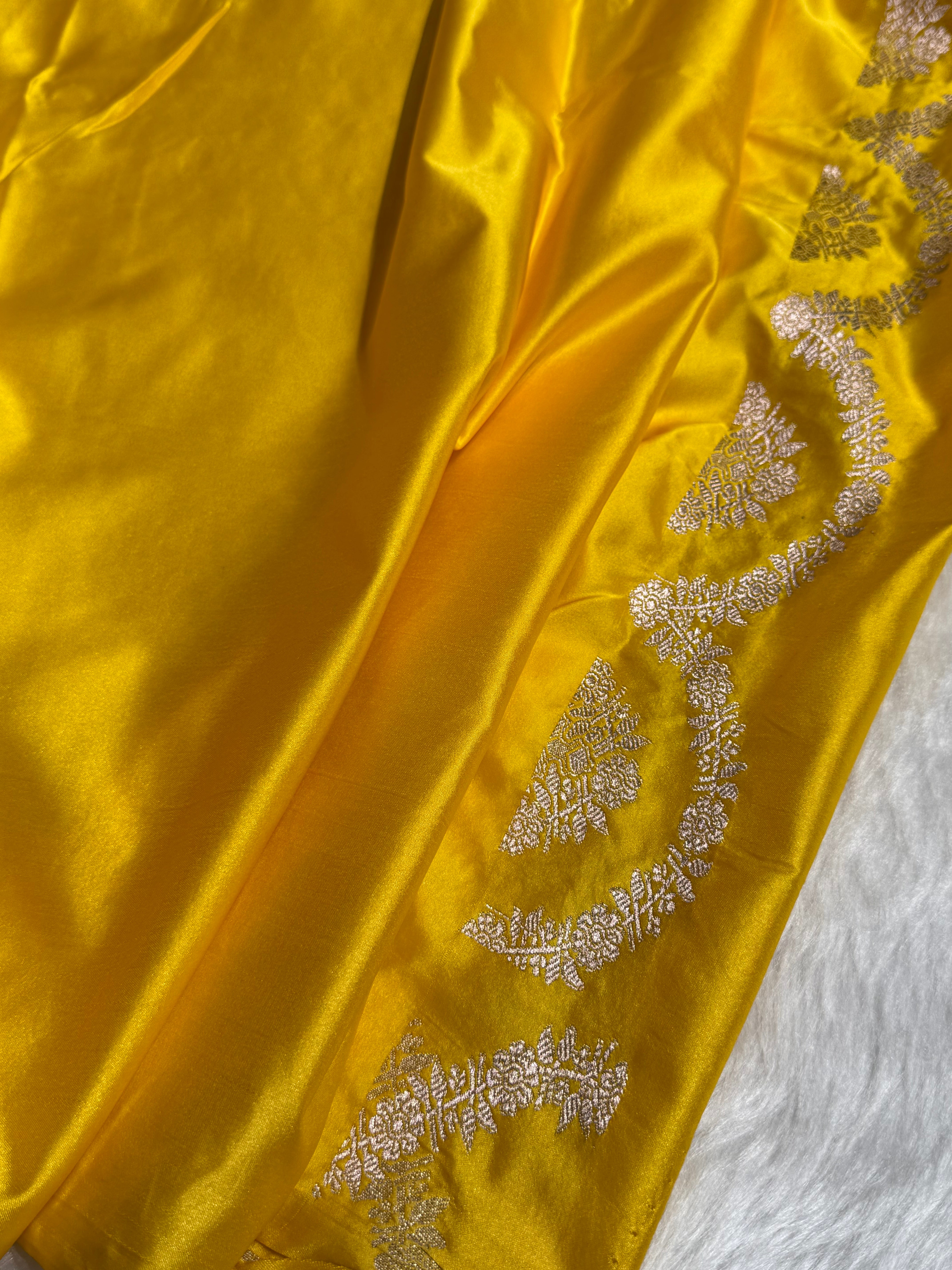 Yellow Rangkart Scallop Floral Booti Mashru Silk Saree