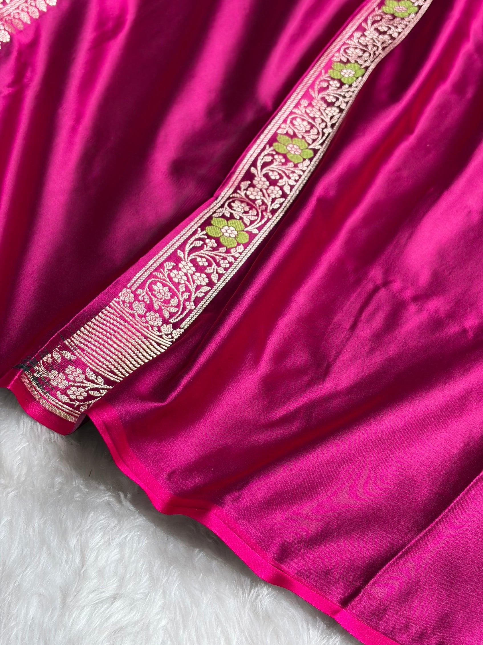 Premium Banarasi Satin Katan Saree Minakari Booti Pattern in Wine Shades SK138