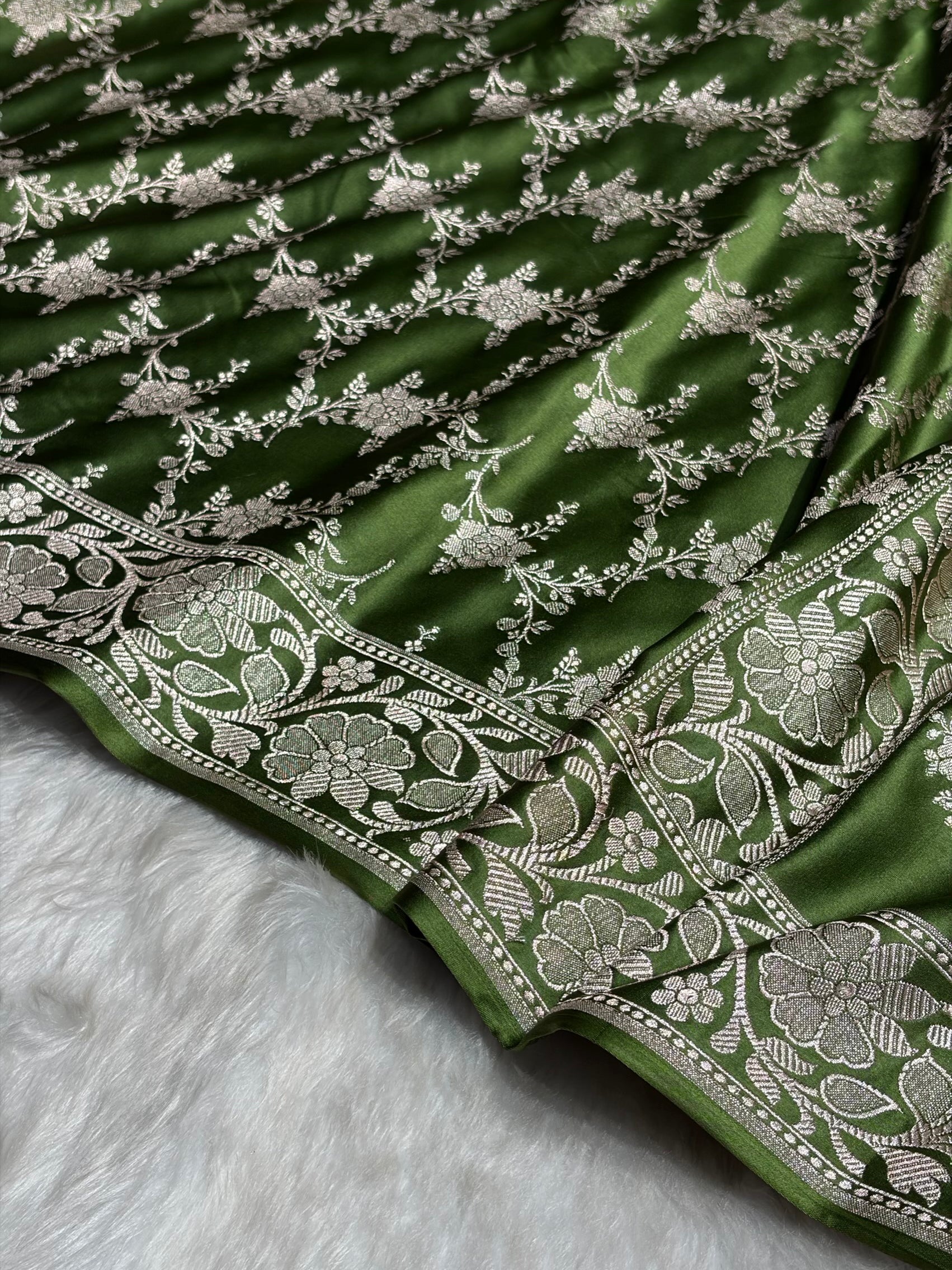 Mehendi Green Shades Mashru Silk Banarasi Saree With Jaal Pattern MS71