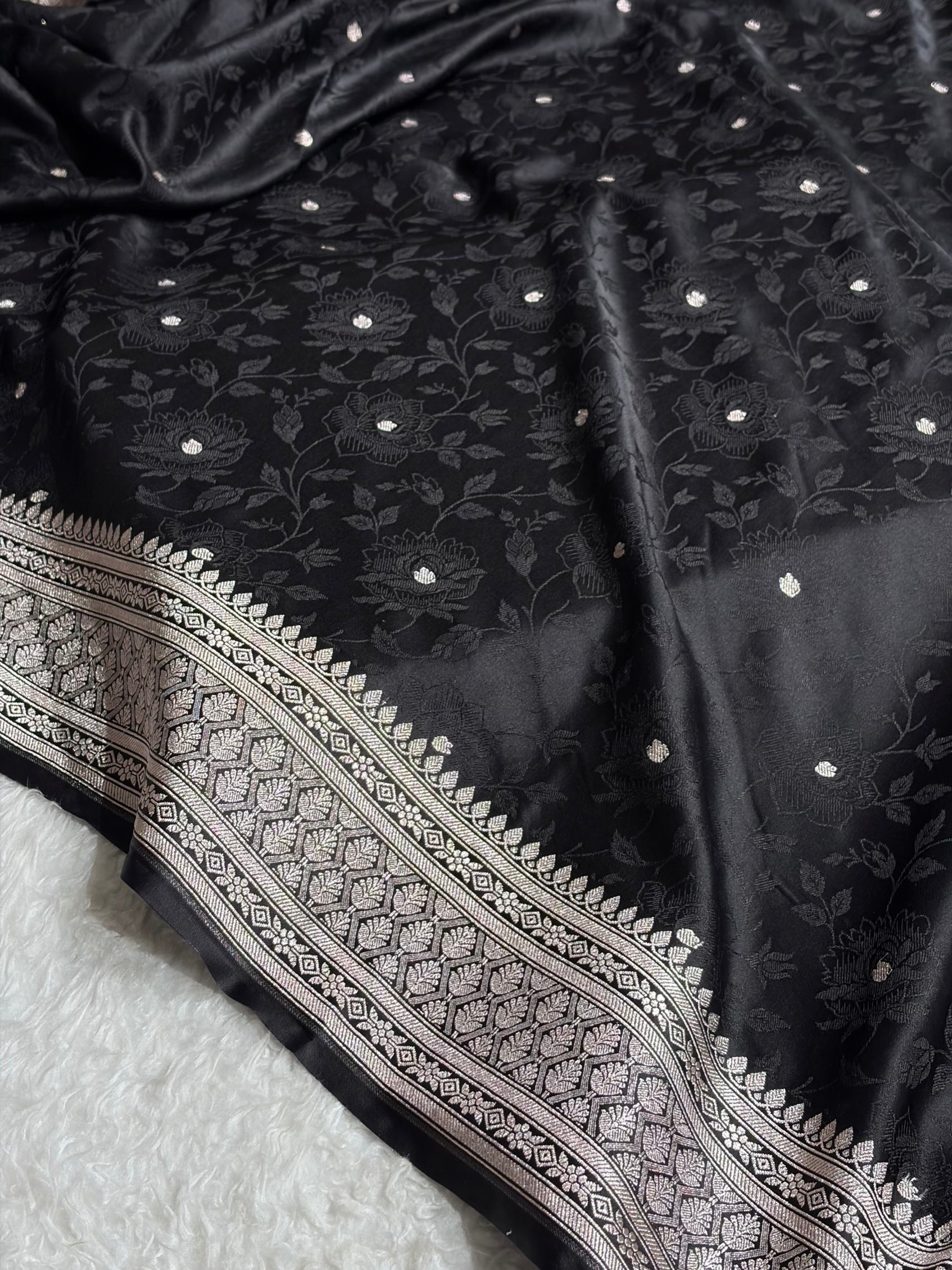 Black Tanchoi Floral Booti Mashru Silk Saree MS59