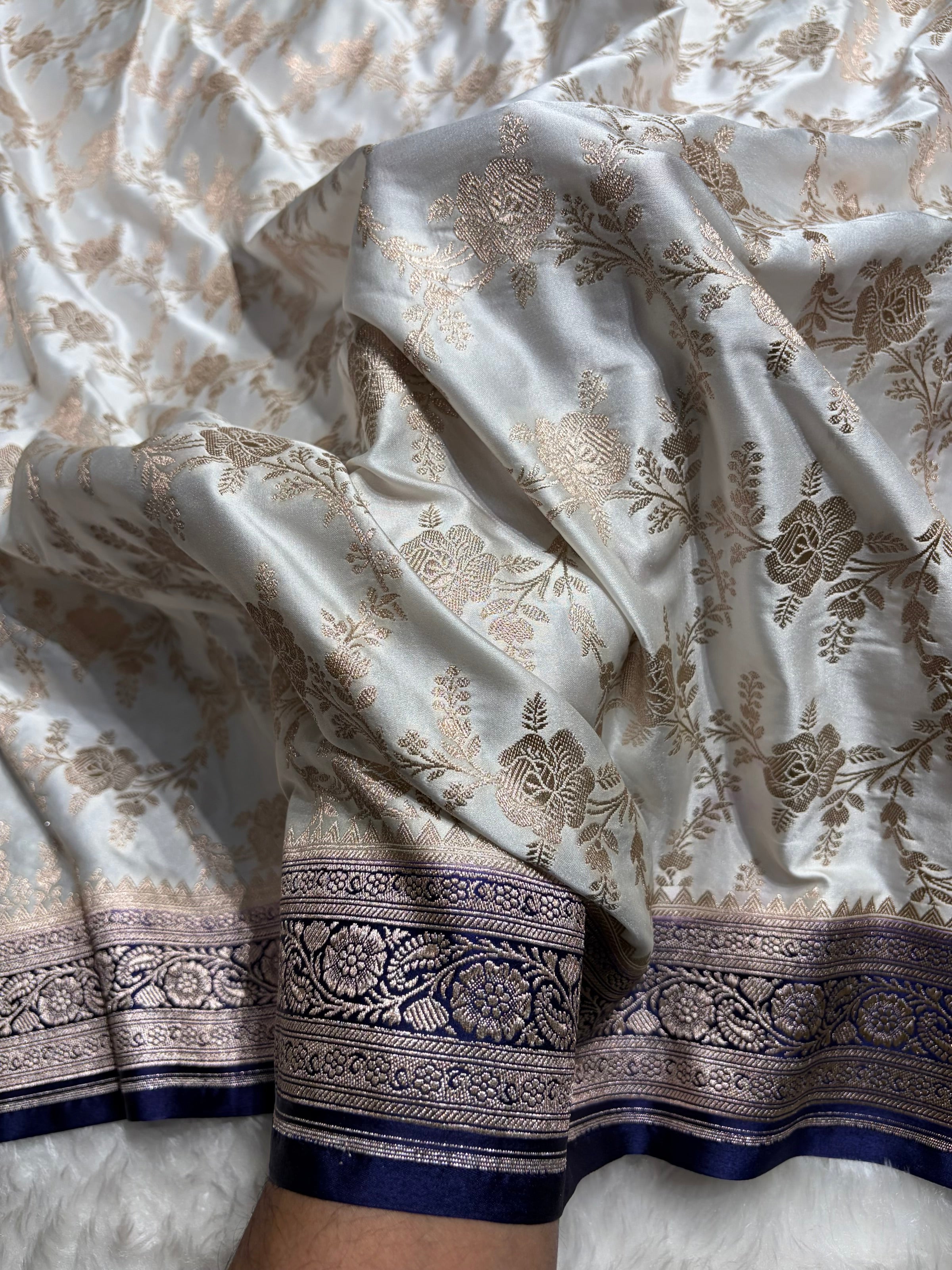 Contrast White with Navy Blue Floral Jaal Mashru Silk Saree MS28
