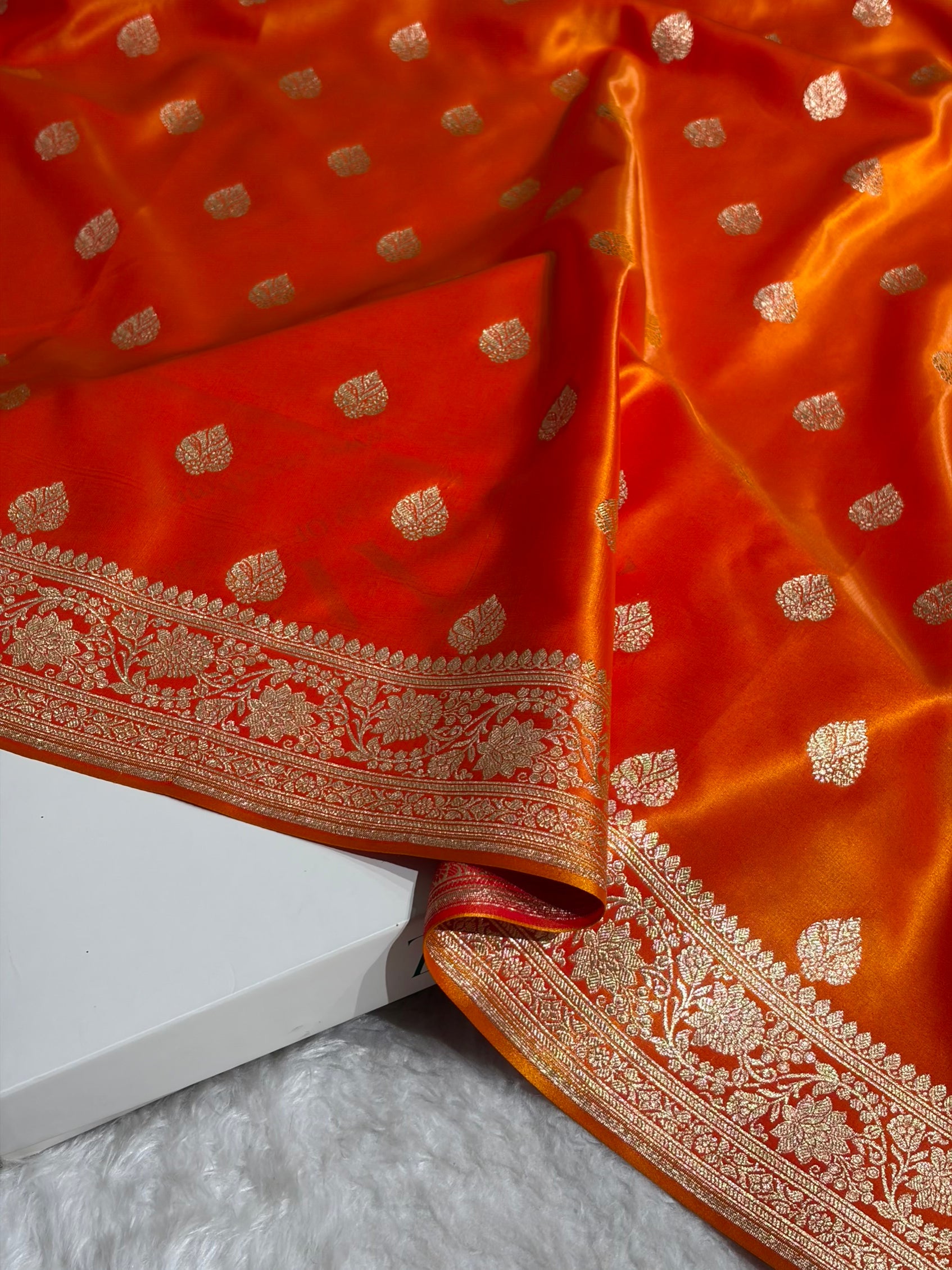 Fire Gold Shades Booti Pattern Banarasi Satin Silk Saree SS58