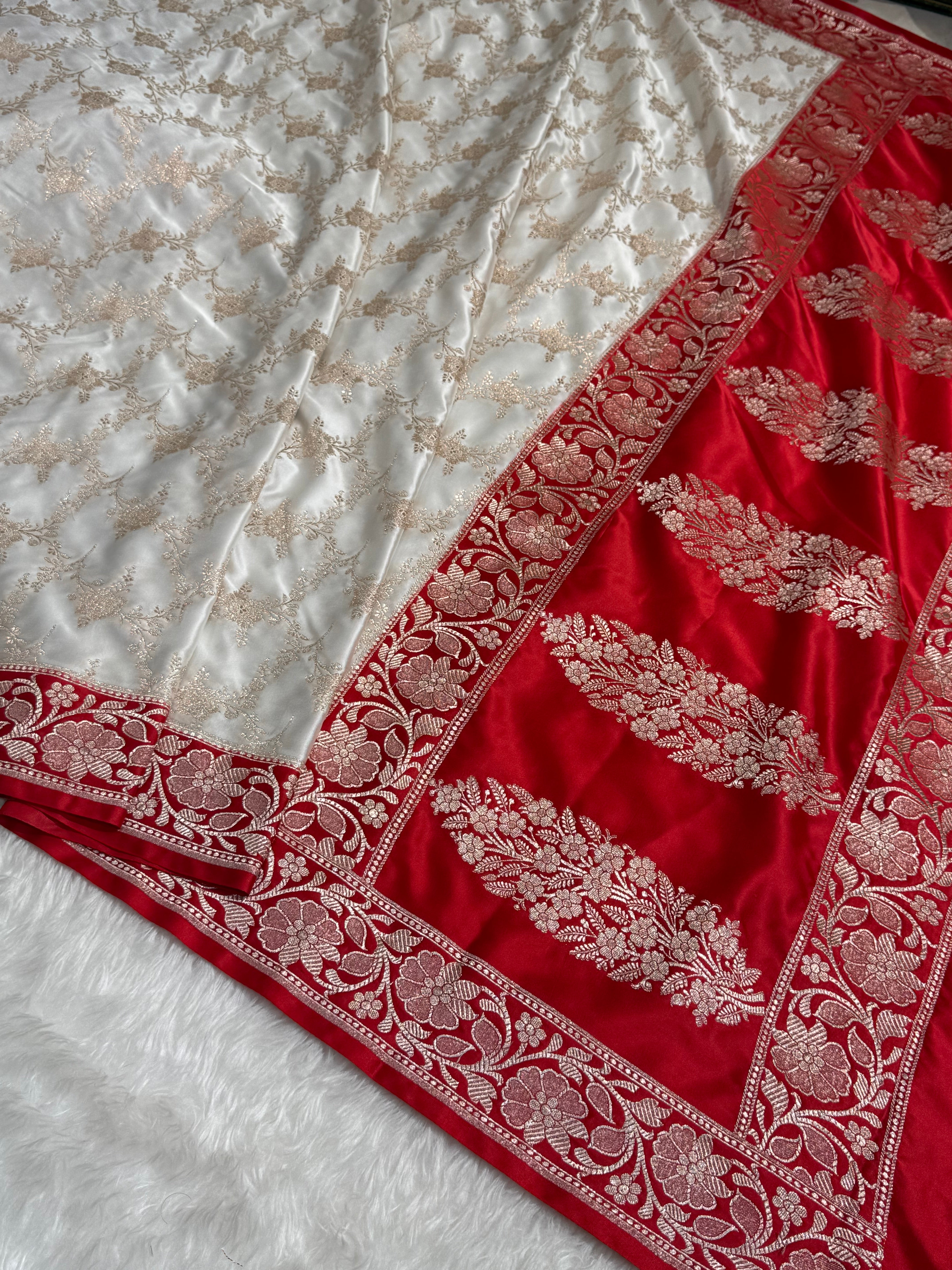Contrast White-Red Combination Jaal Mashru Silk Saree