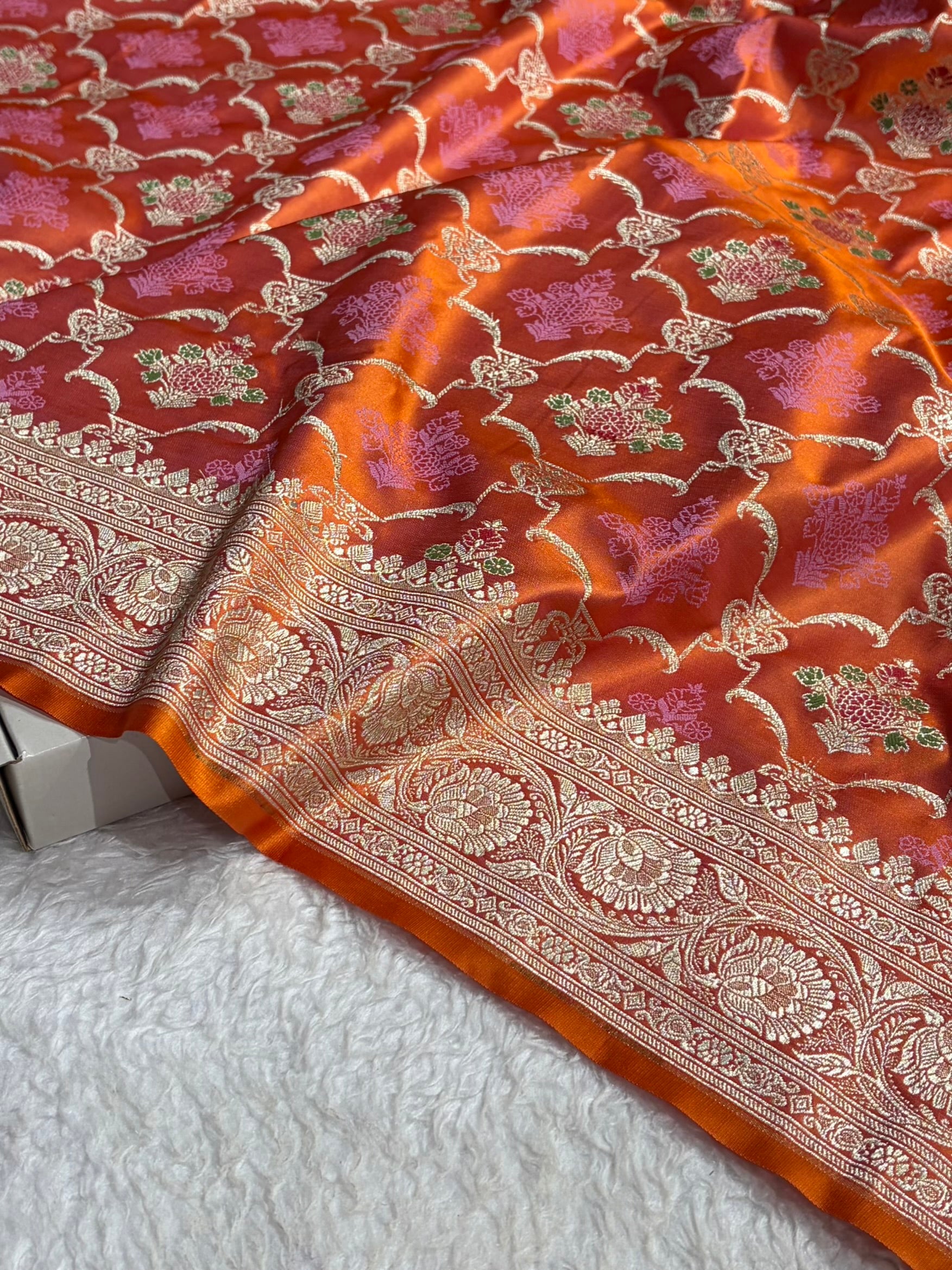 Magentic Gold Shades Tanchoi Motif Mashru Silk Saree